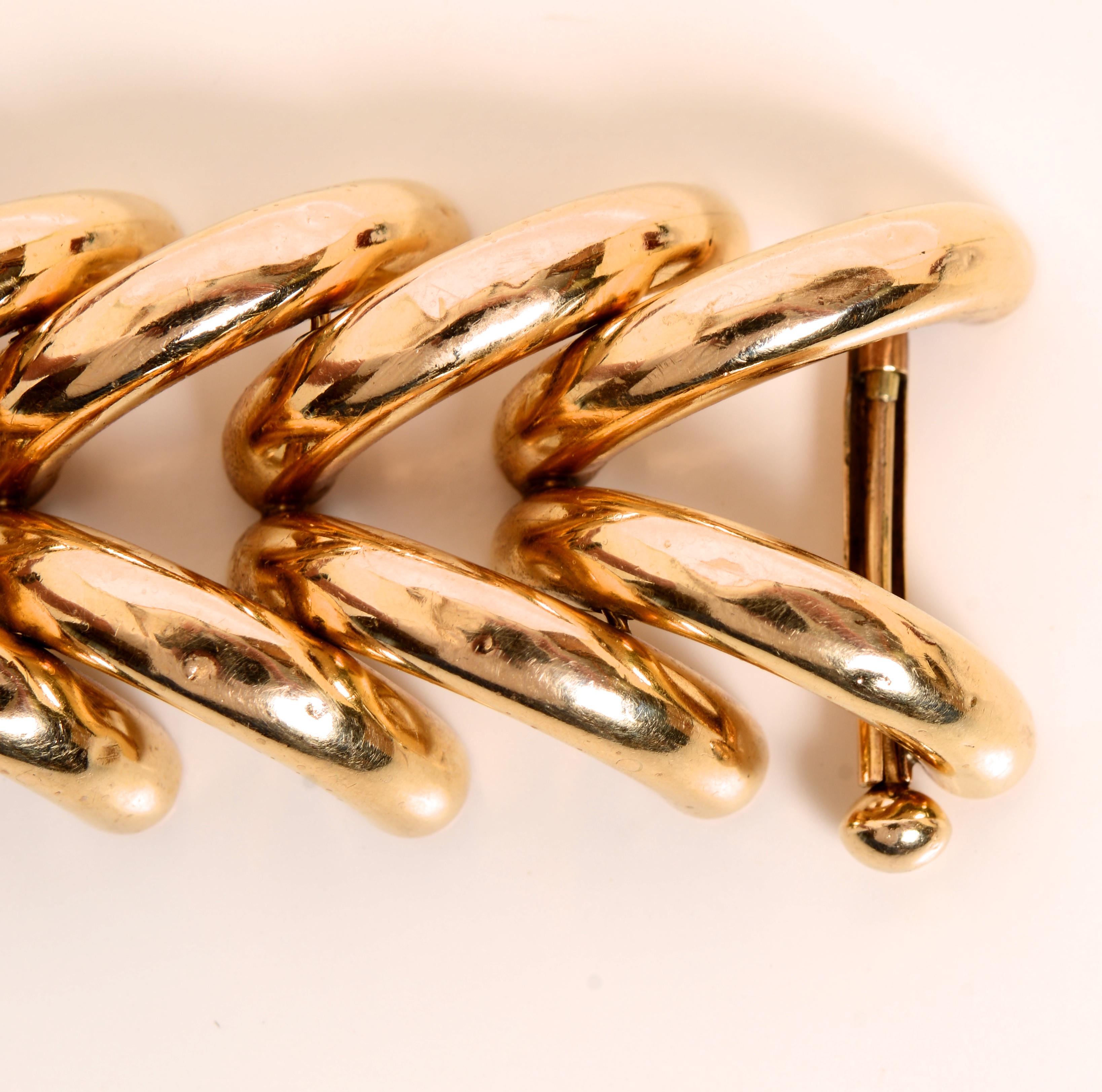 Retro 14K Gold Bracelet with Interlocking Wide Double Row Chevron Design For Sale 3