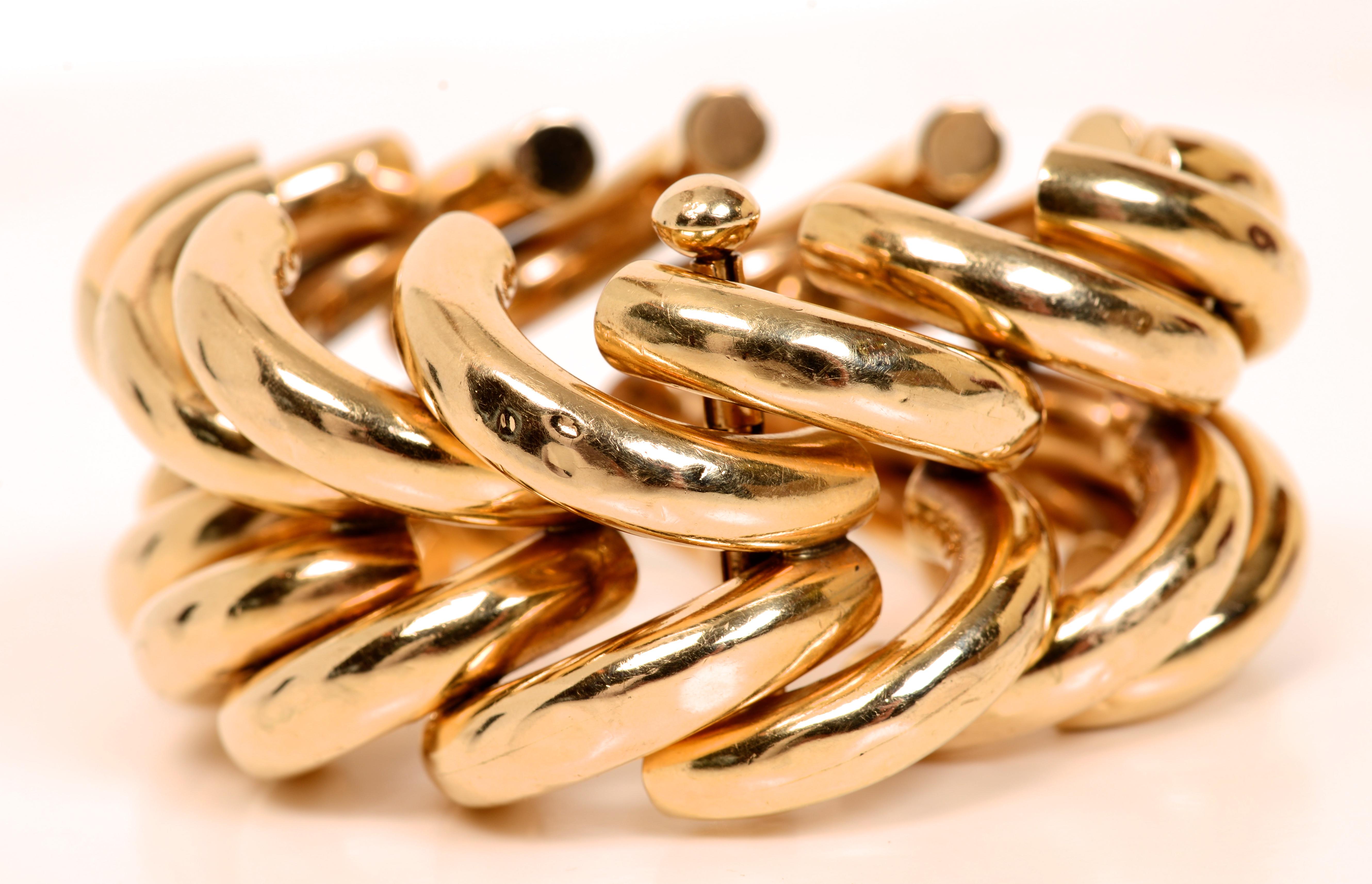 Bracelet rétro en or 14 carats avec motif de double rangée de chevrons imbriqués Bon état - En vente à valatie, NY