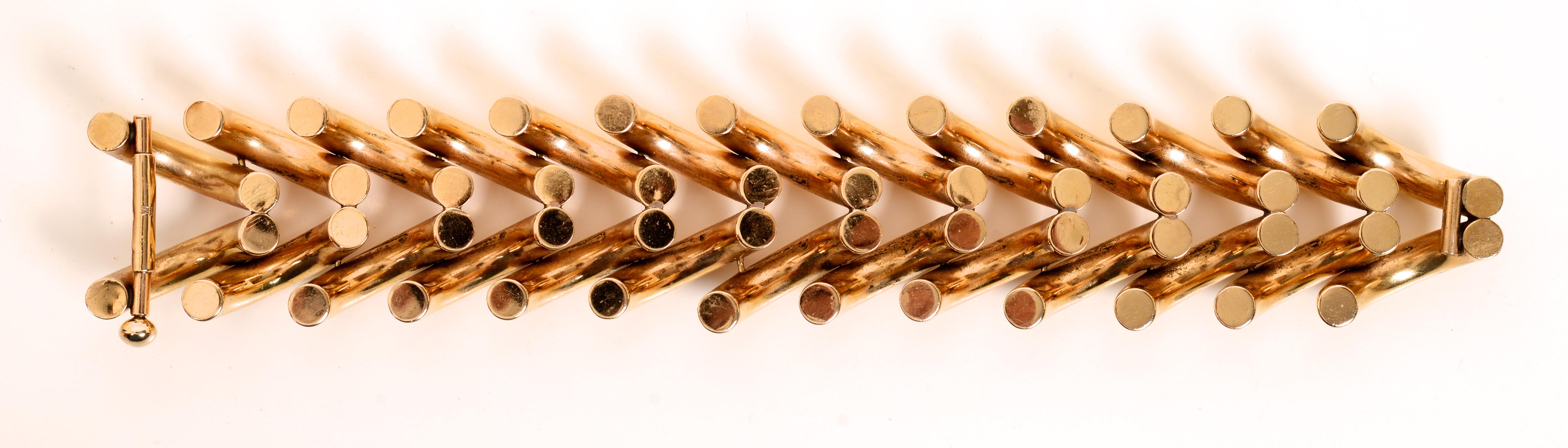 Bracelet rétro en or 14 carats avec motif de double rangée de chevrons imbriqués en vente 1