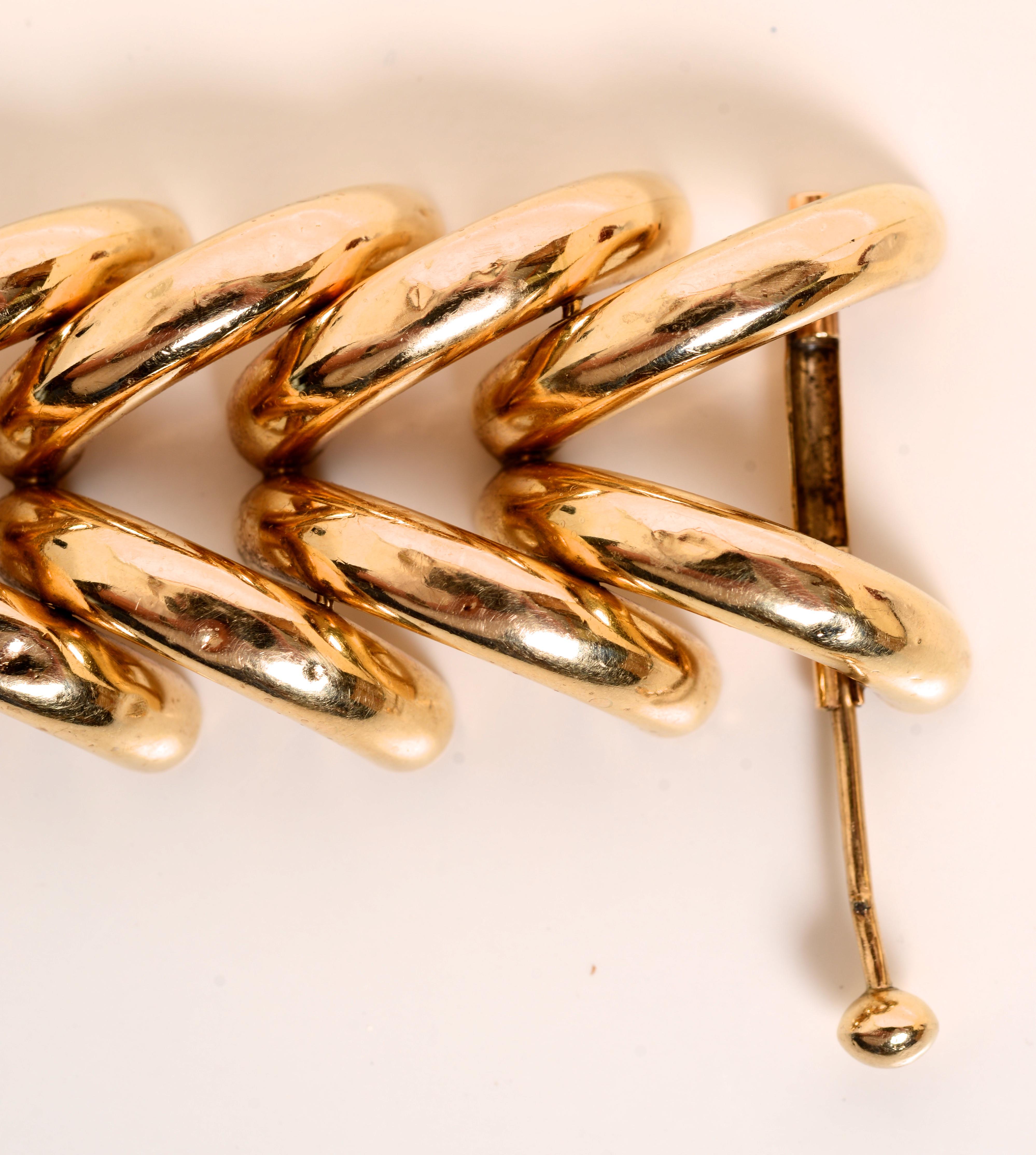 Retro 14K Gold Bracelet with Interlocking Wide Double Row Chevron Design For Sale 2