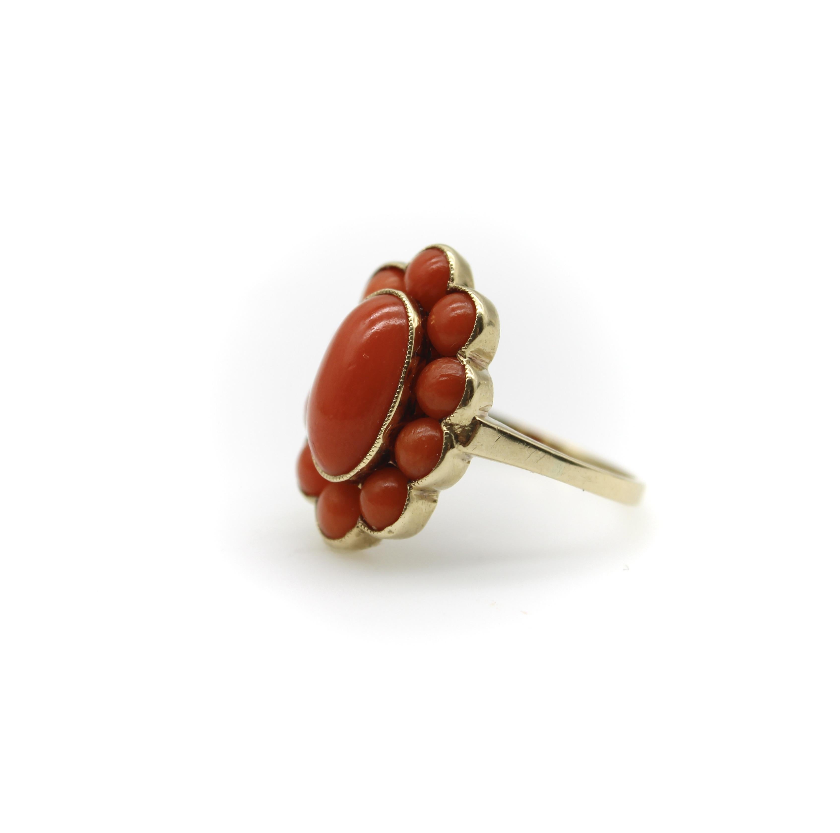 Retro 14K Gold Koralle Cabochon Cluster-Ring im Angebot 1