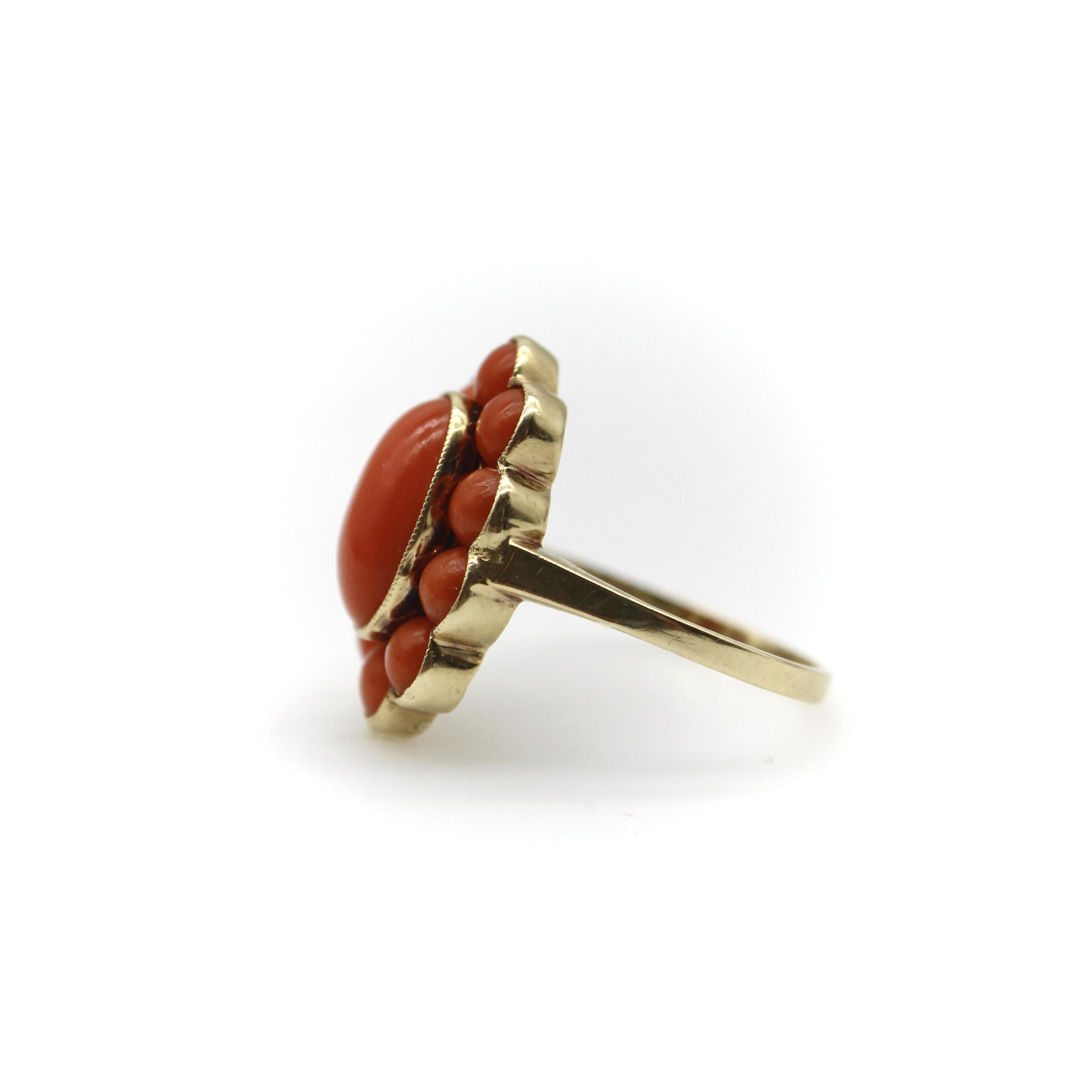 Retro 14K Gold Koralle Cabochon Cluster-Ring im Angebot 2