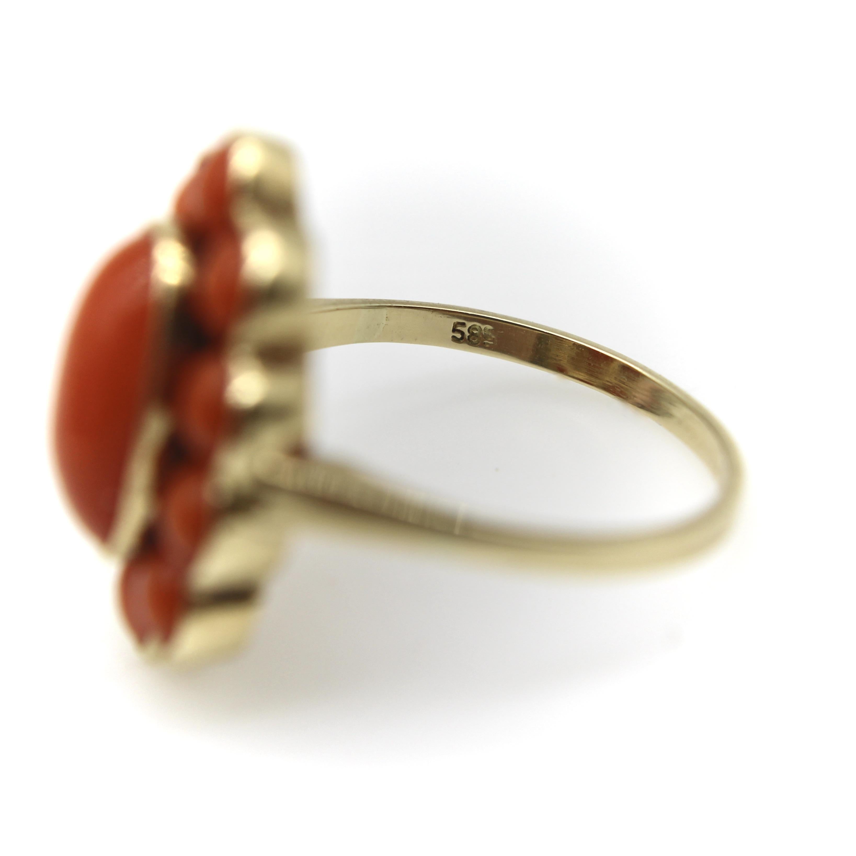 Retro 14K Gold Koralle Cabochon Cluster-Ring im Angebot 3