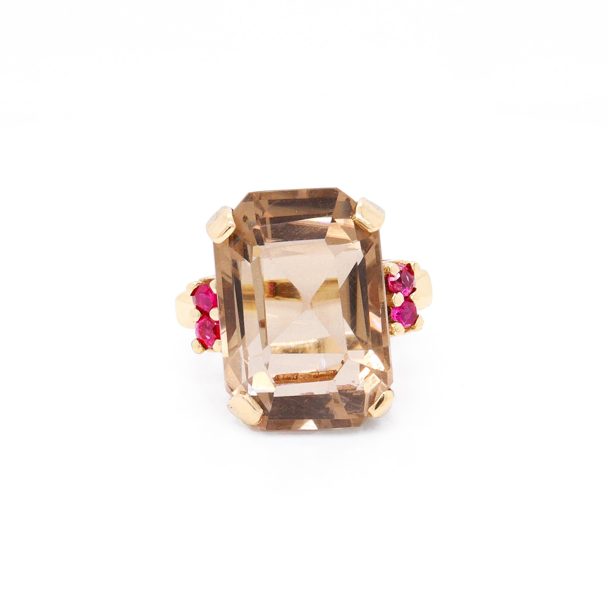 Rétro Anello Cocktail Retrò in oro 14K, quarzo e rubino in vendita