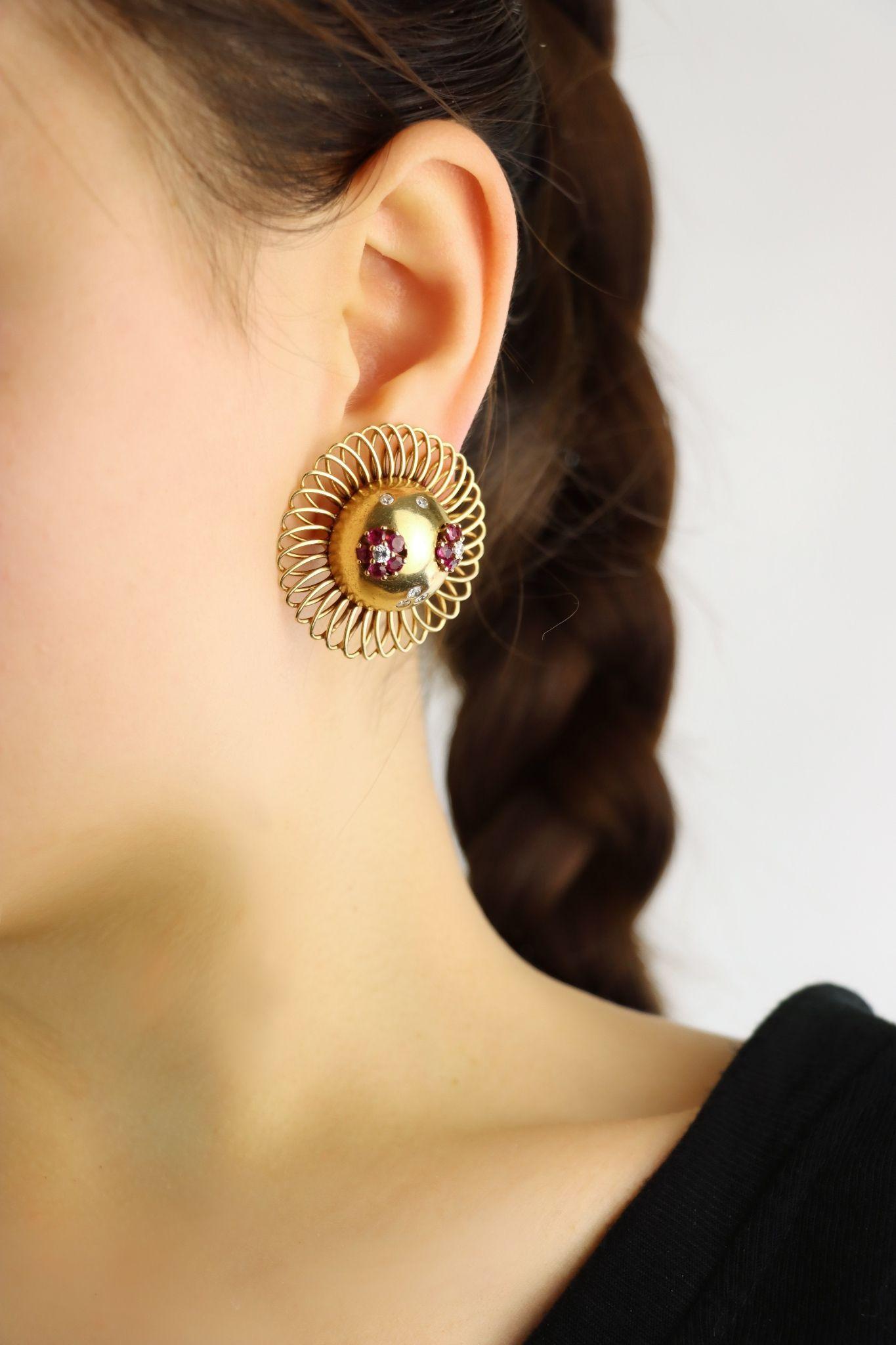 Retro 14K Gold Rubin Diamant Sonnenblume Ohrringe

Ungefähre Abmessungen:
3,7 cm (Durchmesser)
Ca. 2 ct (Rubin)
Ca. 0,82 Karat (Diamant)
Gewicht: 28,7 Gramm.

** Diamanten und Farbsteine werden so weit gemessen, wie es die Fassungen zulassen, da wir