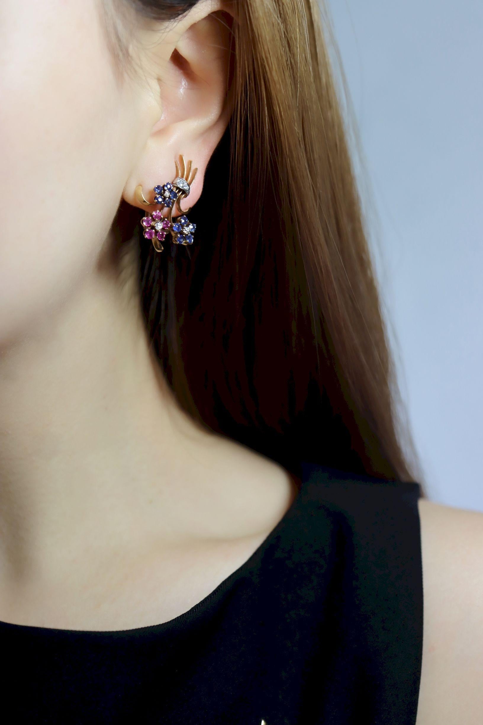 Orecchini retrò in oro 14K con zaffiro e diamante a bouquet di fiori

Orecchini a spruzzo floreali della metà del XX secolo, finemente lavorati, in oro giallo 14K, con zaffiri cabochon che formano fiori stilizzati, ciascuno dei quali è impreziosito