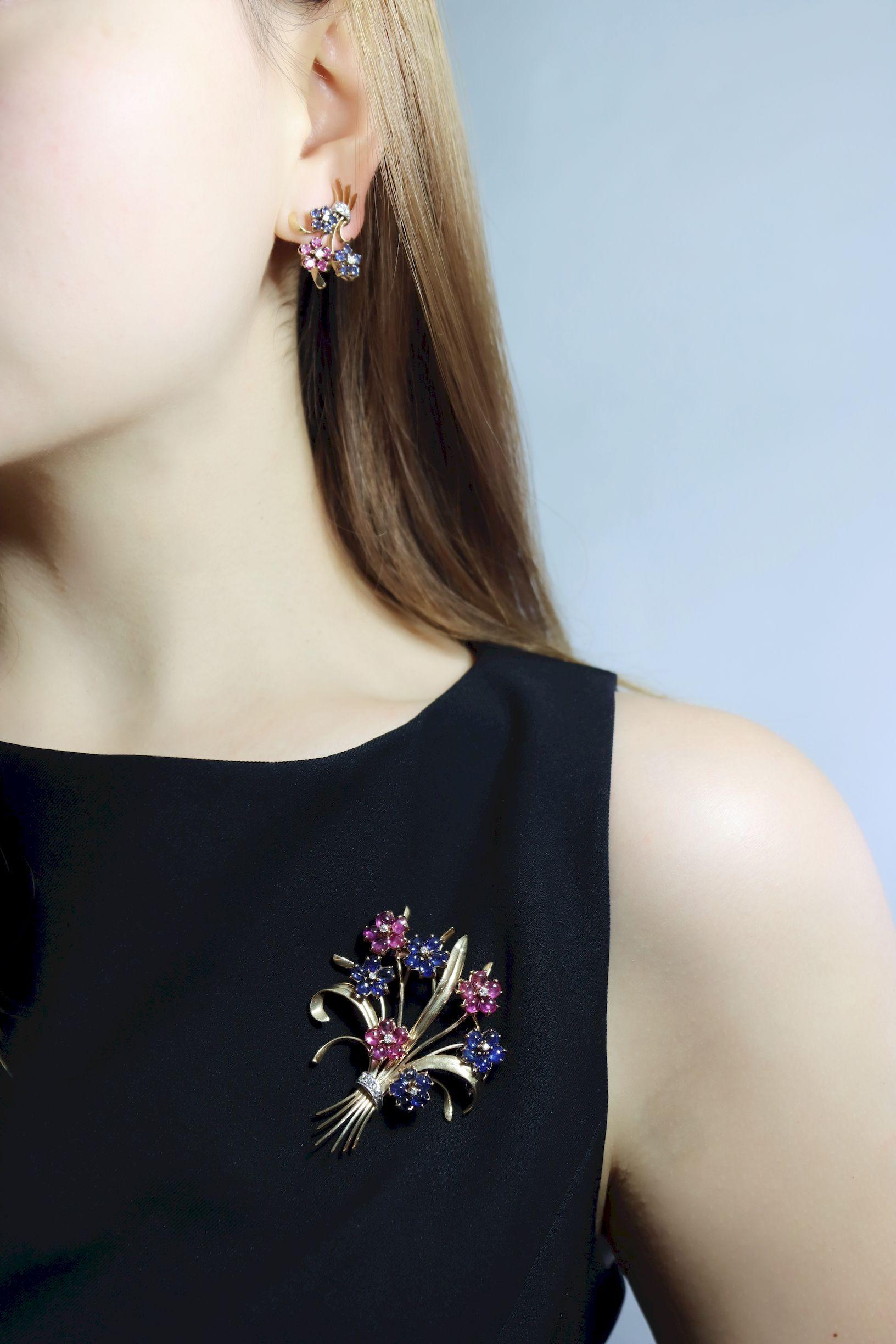 Taglio brillante Orecchini retrò in oro 14K con zaffiro e diamante a bouquet di fiori in vendita