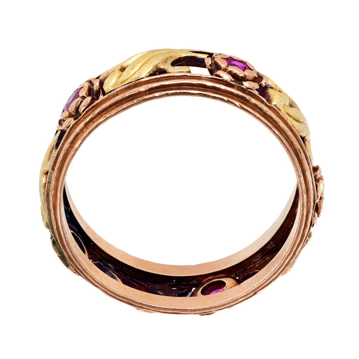 Un'adorabile fascia floreale di epoca retrò (ca. 1940)! Realizzata in oro giallo e rosa 14k, l'intera superficie di questa fascia presenta un esclusivo disegno di ritagli floreali e di fogliame. Il cinturino presenta altri 5 rubini di taglio