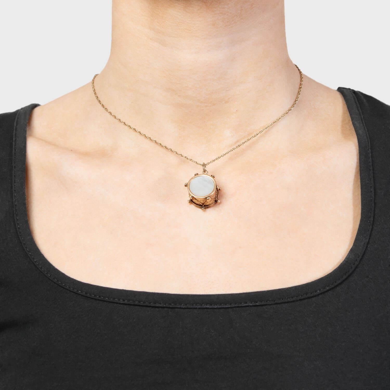 Retro 14k Mother Of Pearl Snare Drum Charm im Zustand „Gut“ im Angebot in Narberth, PA