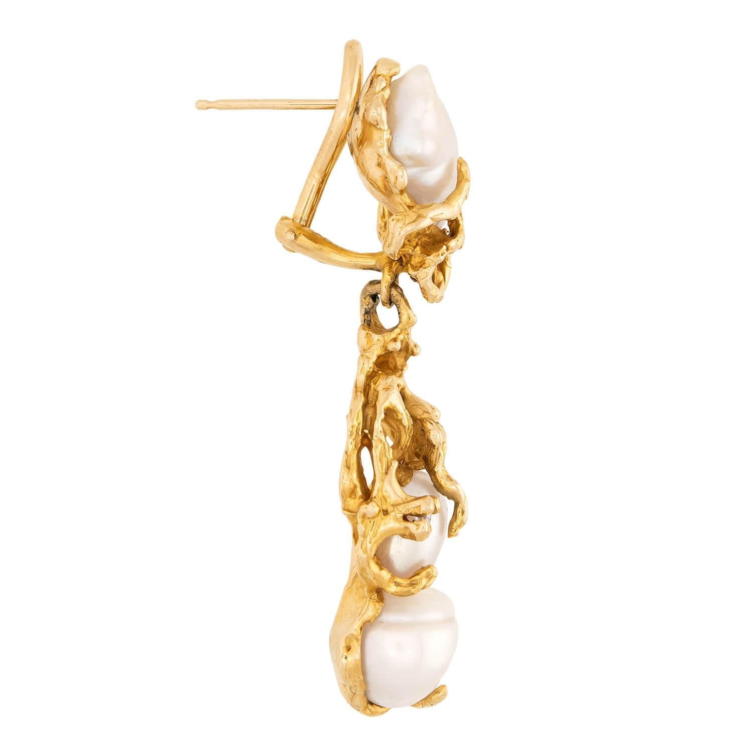 Une belle paire de boucles d'oreilles en perles et diamants de l'époque Rétro (ca1940s) ! Réalisées en or jaune 14 carats, ces boucles d'oreilles de style Brilliante sont ornées de deux grosses perles baroques d'un blanc laiteux brillant. Les perles