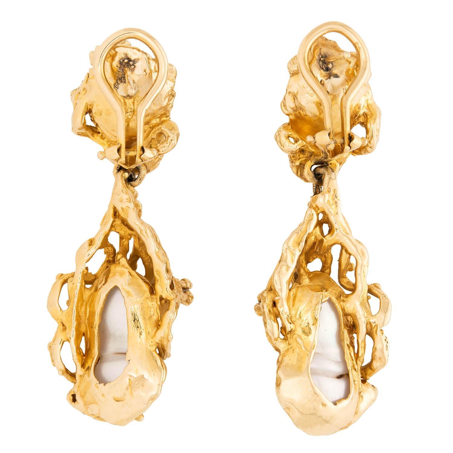 Moderne Boucles d'oreilles pendantes rétro 14k perles et diamants Brutalist en vente