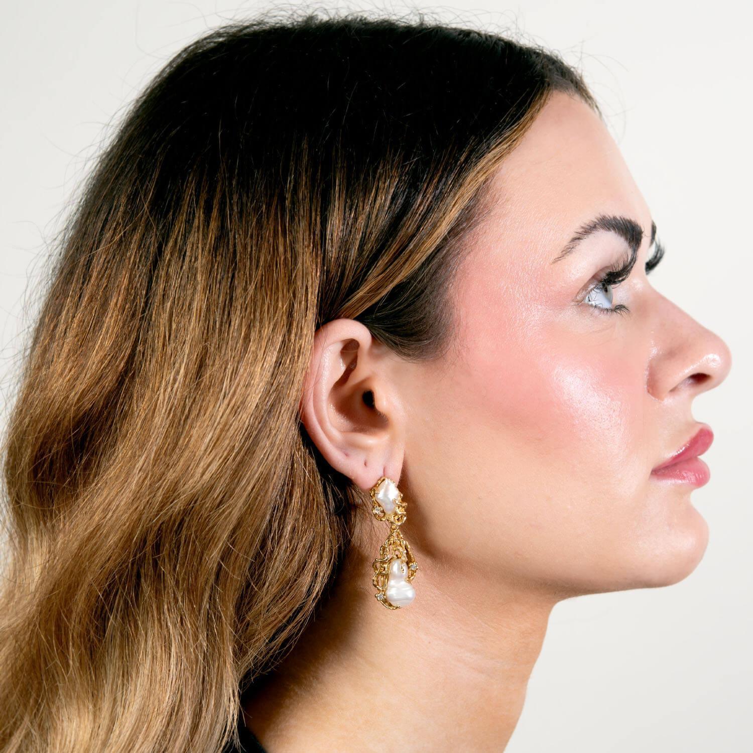 Taille brillant Boucles d'oreilles pendantes rétro 14k perles et diamants Brutalist en vente