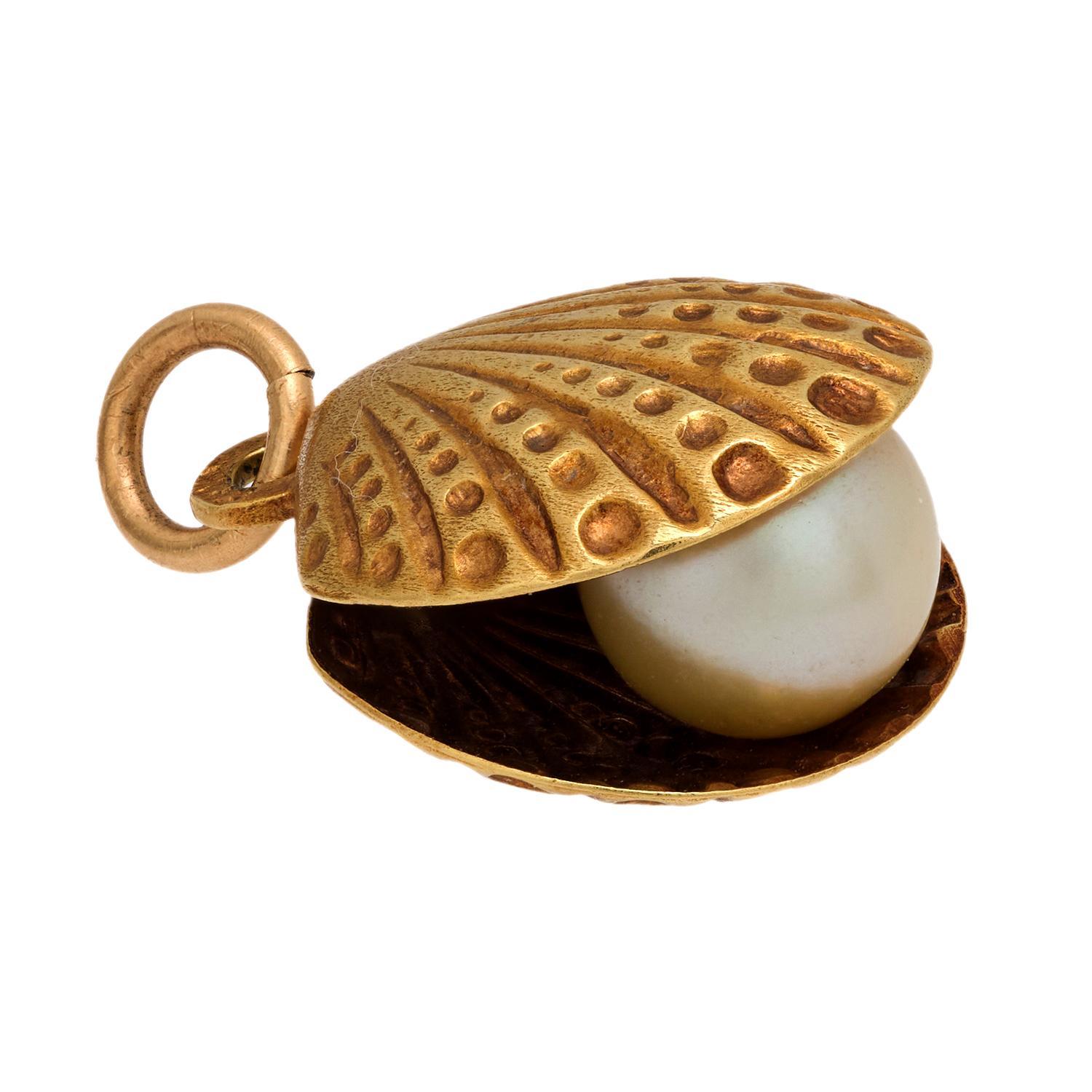 Un ciondolo/braccialetto con conchiglia, affascinante e creativo, di epoca retrò (ca. 1950)! Questo meraviglioso pezzo ispirato al mare ha un design divertente e decorativo ed è realizzato in vibrante oro giallo 14k. Il ciondolo/charm prende la