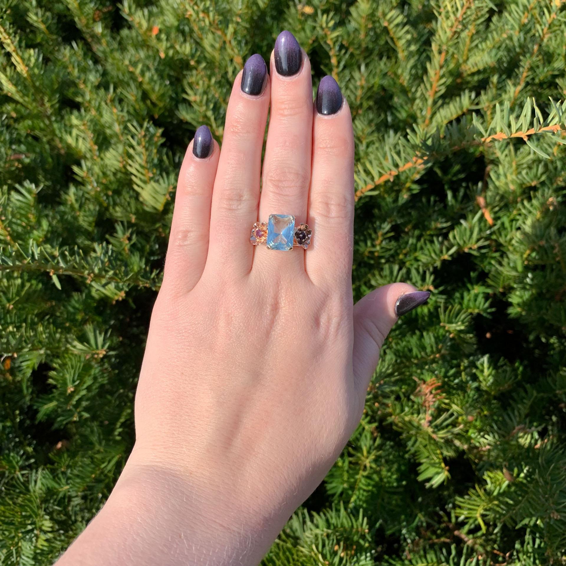 Anillo retro de oro rosa y amarillo de 14 quilates con flor de aguamarina y rubí de 4,52 quilates en venta 1