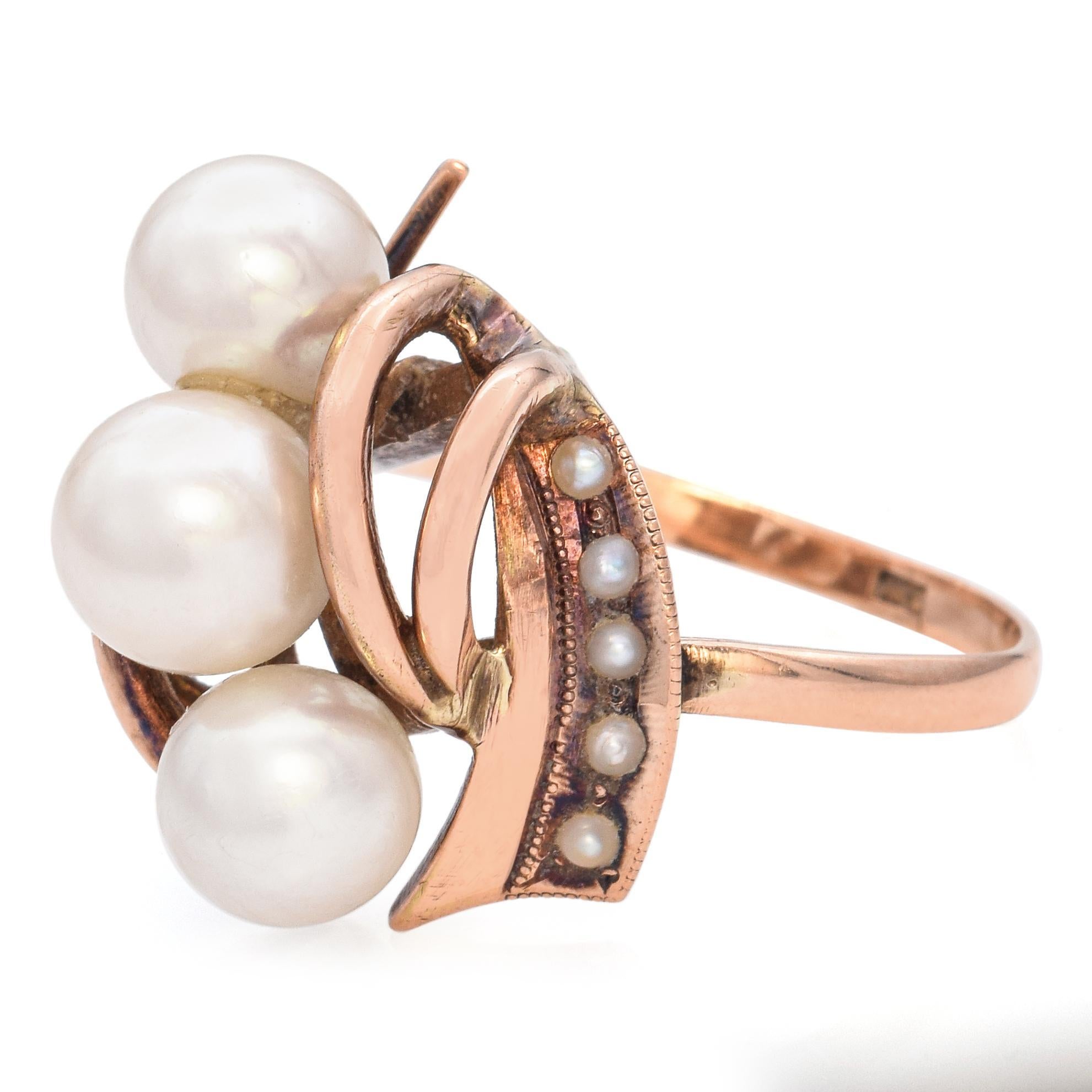 Dieser Retro-Ring ist aus 14-karätigem Gold gefertigt und in Form eines charmanten Straußes aus schimmernden Perlen gestaltet. Das Cluster-Arrangement ahmt einen Blumenstrauß nach und verleiht ihm eine weiche, romantische Note mit Vintage-Flair. Die