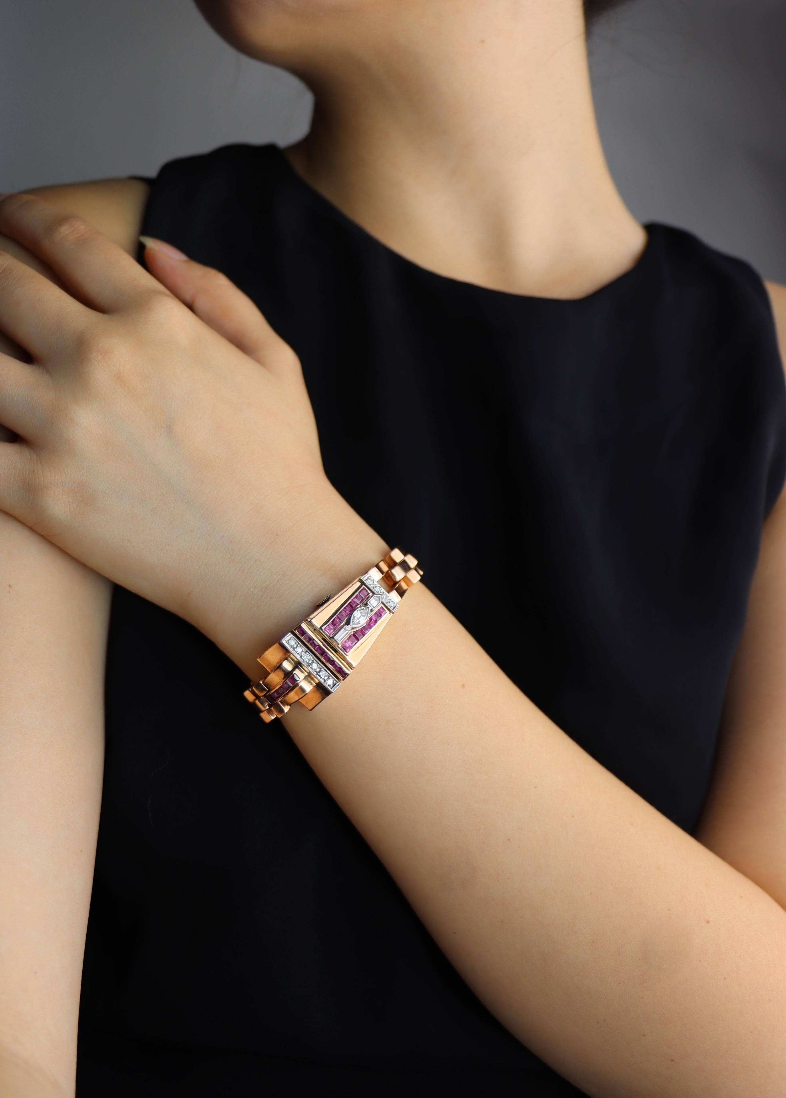Reloj Pulsera Retro Oro Rosa 14K Rubí Diamantes

Marcado:
14K

Dimensiones aproximadas:
16,8 cm ( Longitud) 
1 cm - 1,8 cm (Anchura) 
0,82 quilates (Diamante)
2,04 quilates (Rubí)
43,6 gramos de peso.