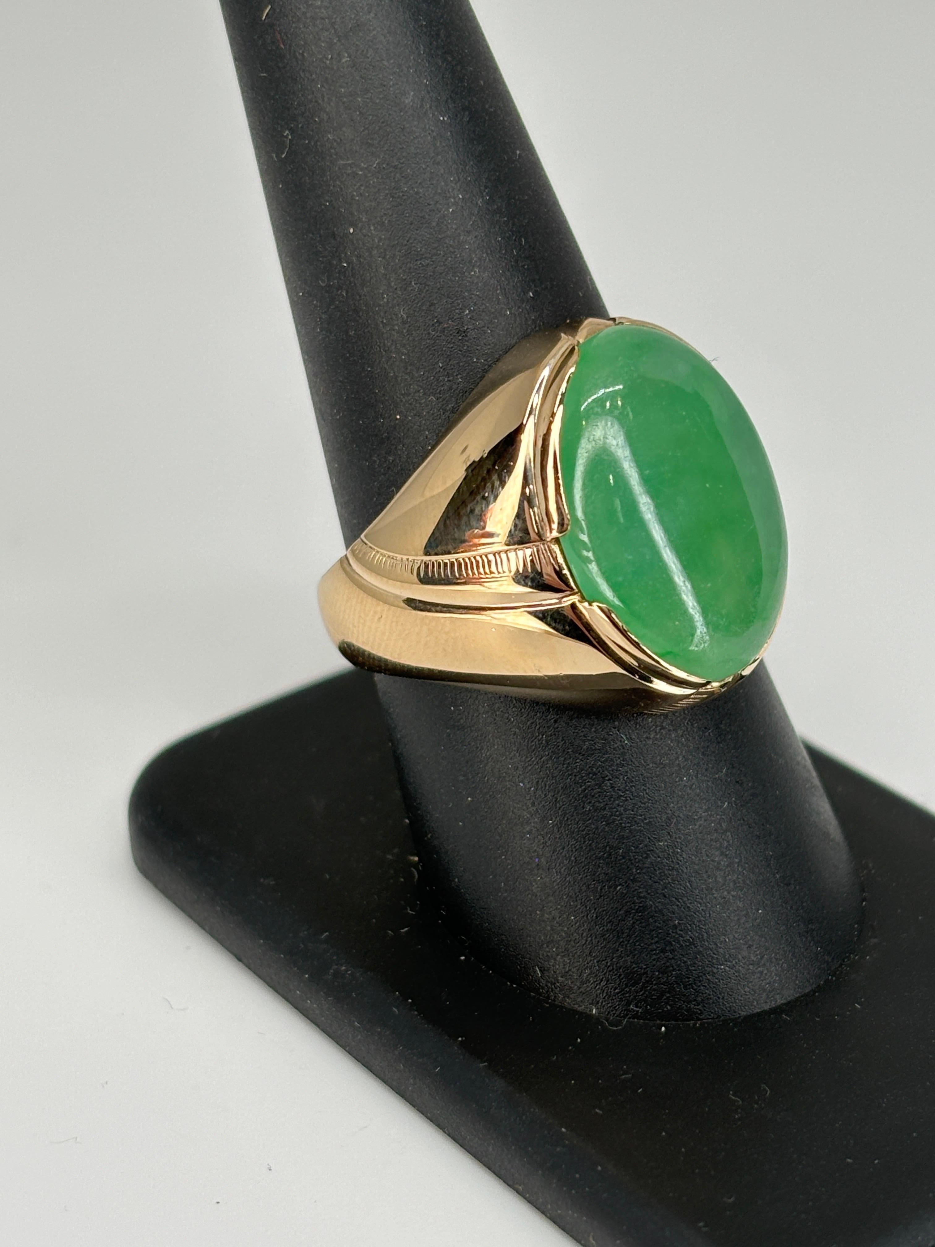 Retro 14k Rosy Yellow Gold Green Jade Jadeite Cabochon Unisex Dome Ring For Sale 7
