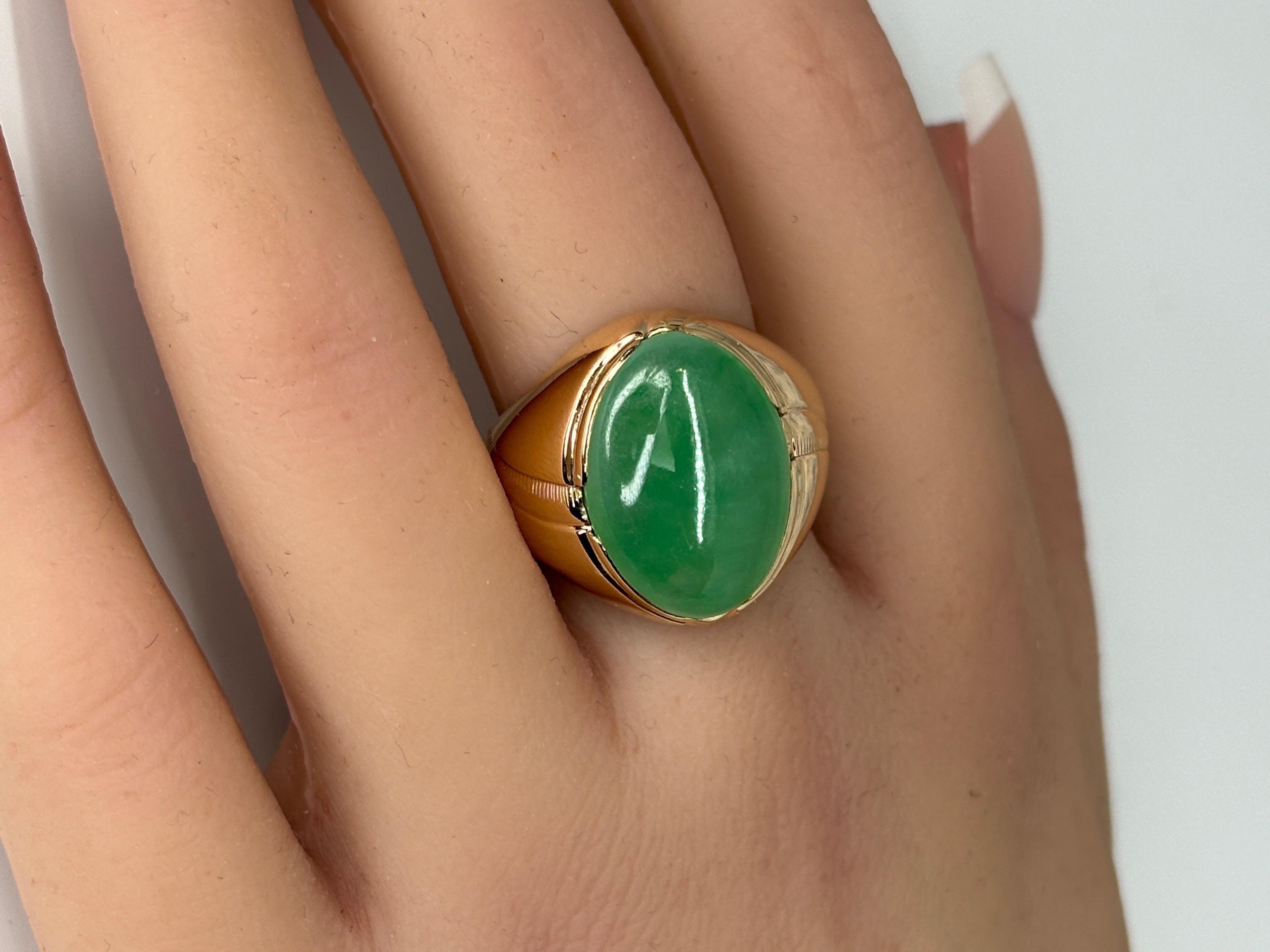 Retro 14k Rosy Yellow Gold Green Jade Jadeite Cabochon Unisex Dome Ring For Sale 8