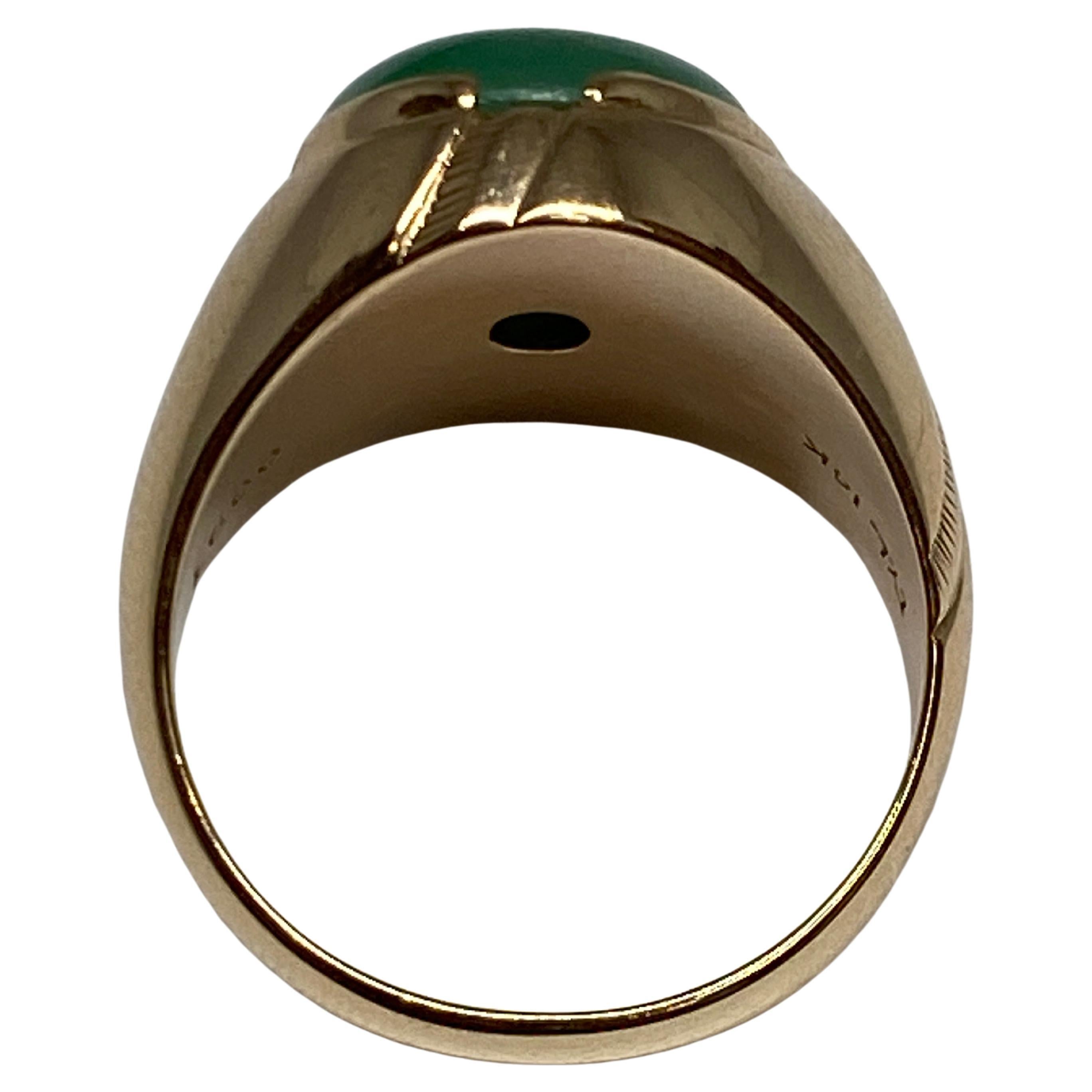 Retro 14k Rosy Yellow Gold Green Jade Jadeite Cabochon Unisex Dome Ring In Good Condition For Sale In Bernardsville, NJ