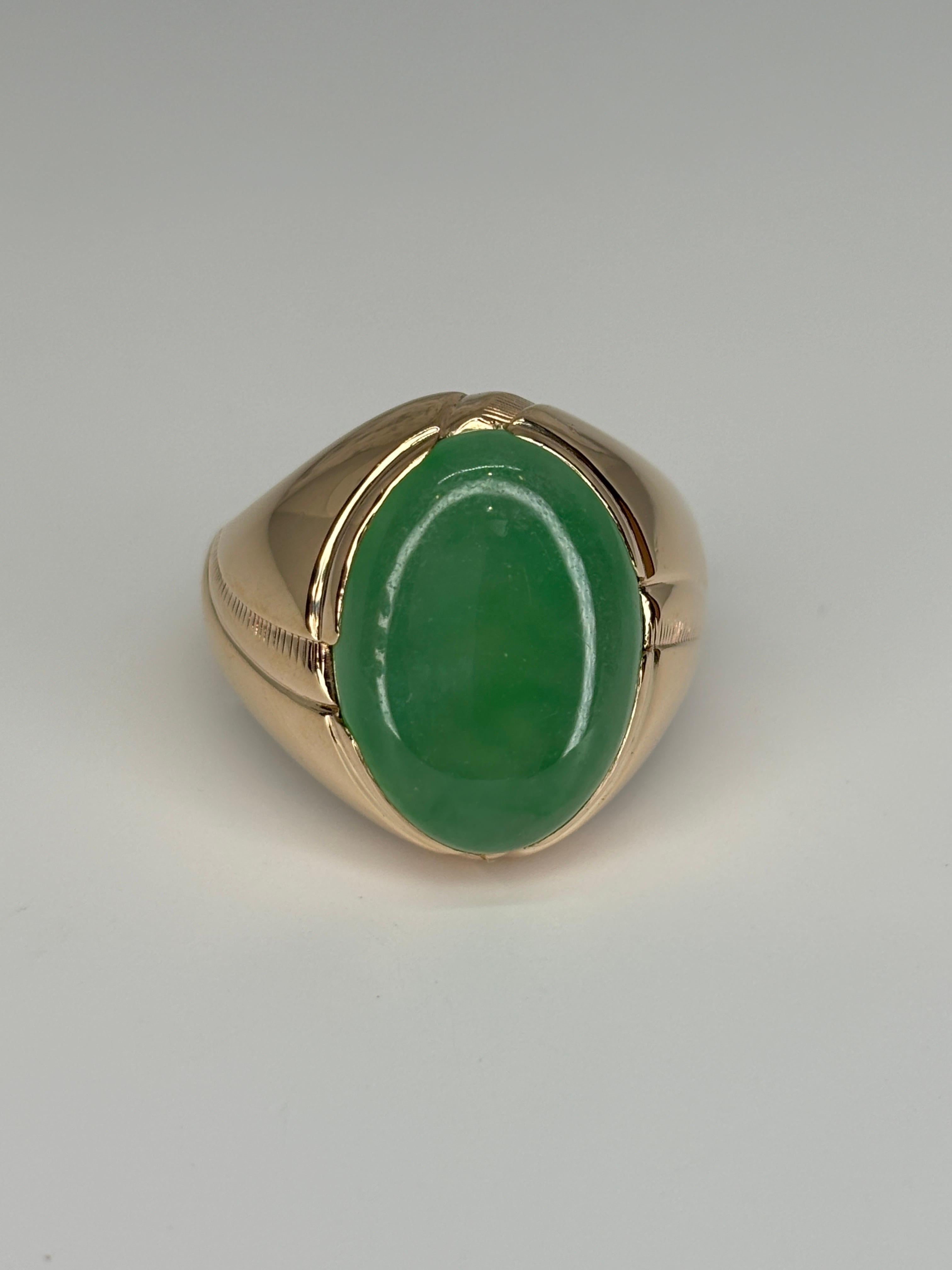 Retro 14k Rosy Yellow Gold Green Jade Jadeite Cabochon Unisex Dome Ring For Sale 1