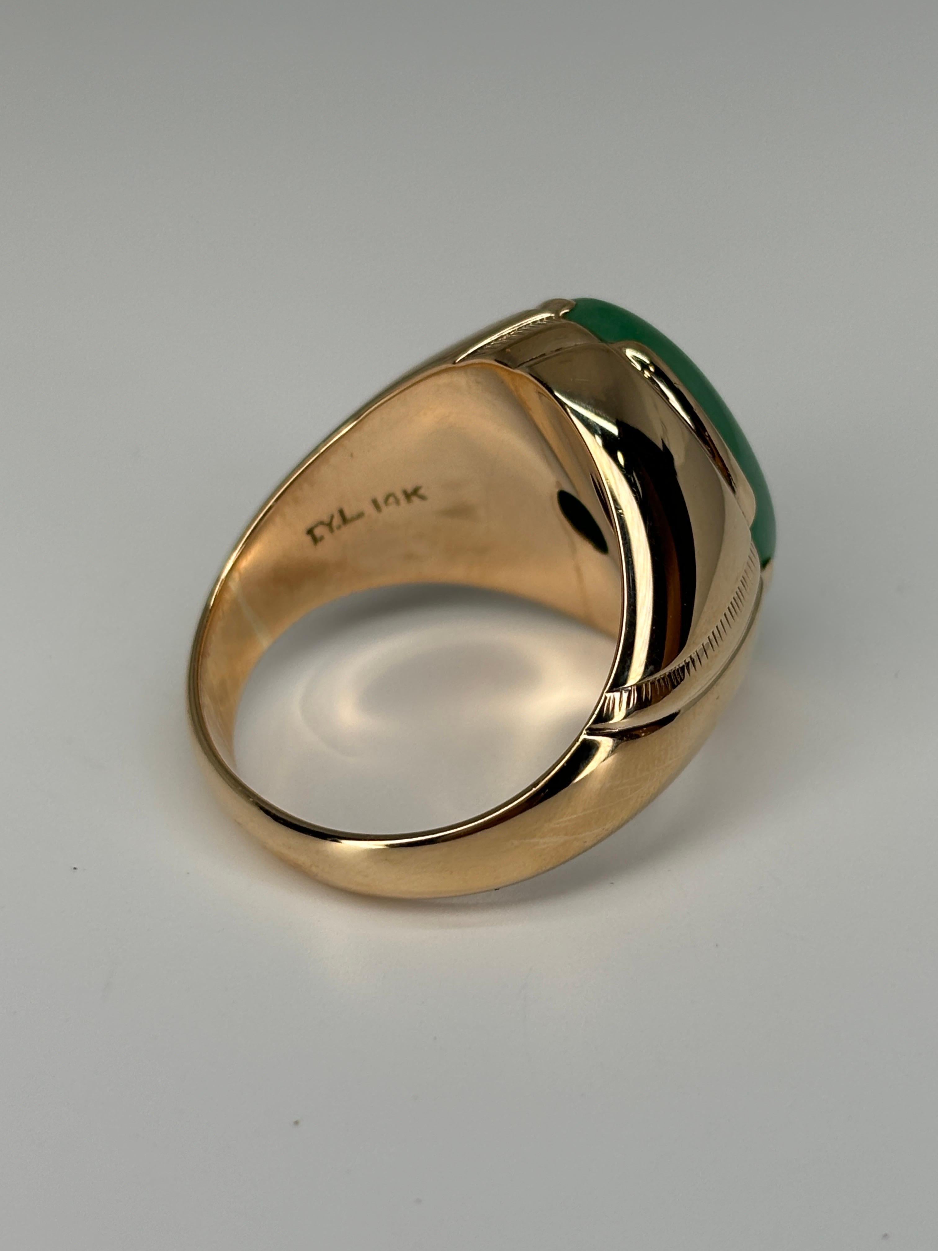 Retro 14k Rosy Yellow Gold Green Jade Jadeite Cabochon Unisex Dome Ring en vente 1