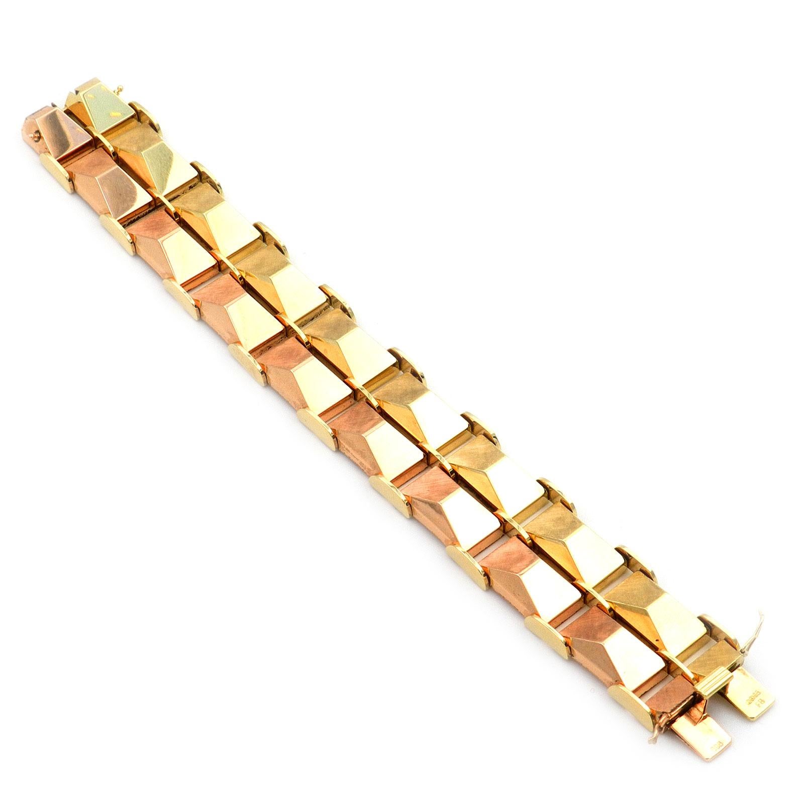 Retro 14K Zweifarbiges Goldarmband, Deutschland um 1950

Breites, schweres Goldarmband aus zweifarbigem Gold im Ziegelmuster, teilweise fein satiniert. Die rhombusförmigen Glieder sind auf der einen Seite poliert, auf der anderen satiniert und in