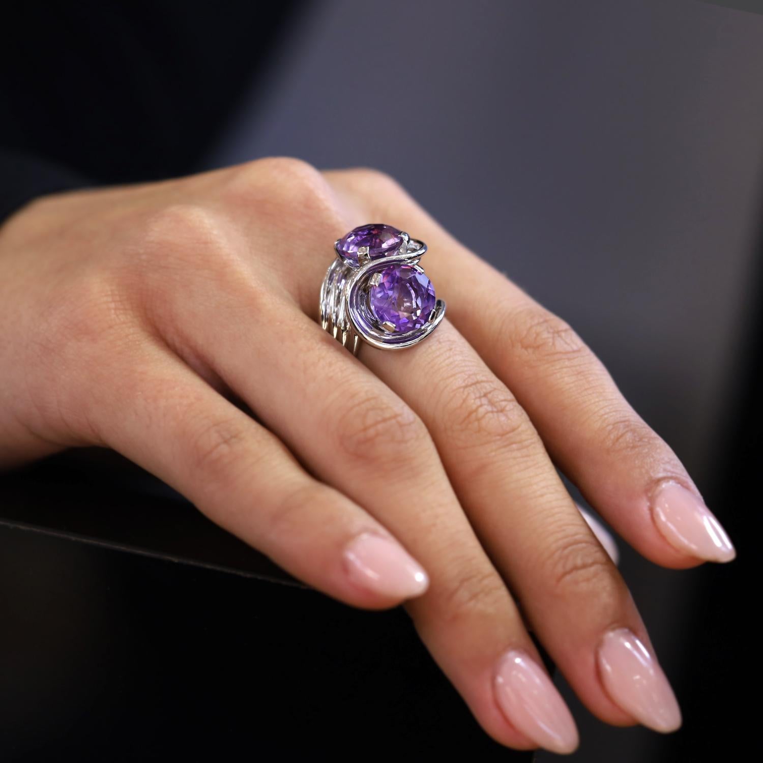Un favoloso anello da cocktail con ametista di epoca retrò. Il design della gemma gemella toi et moi (in francese, tu ed io) presenta una coppia di ametiste viola brillante da 6 carati, unite in un abbraccio d'amore. L'uso dell'oro bianco è raro in