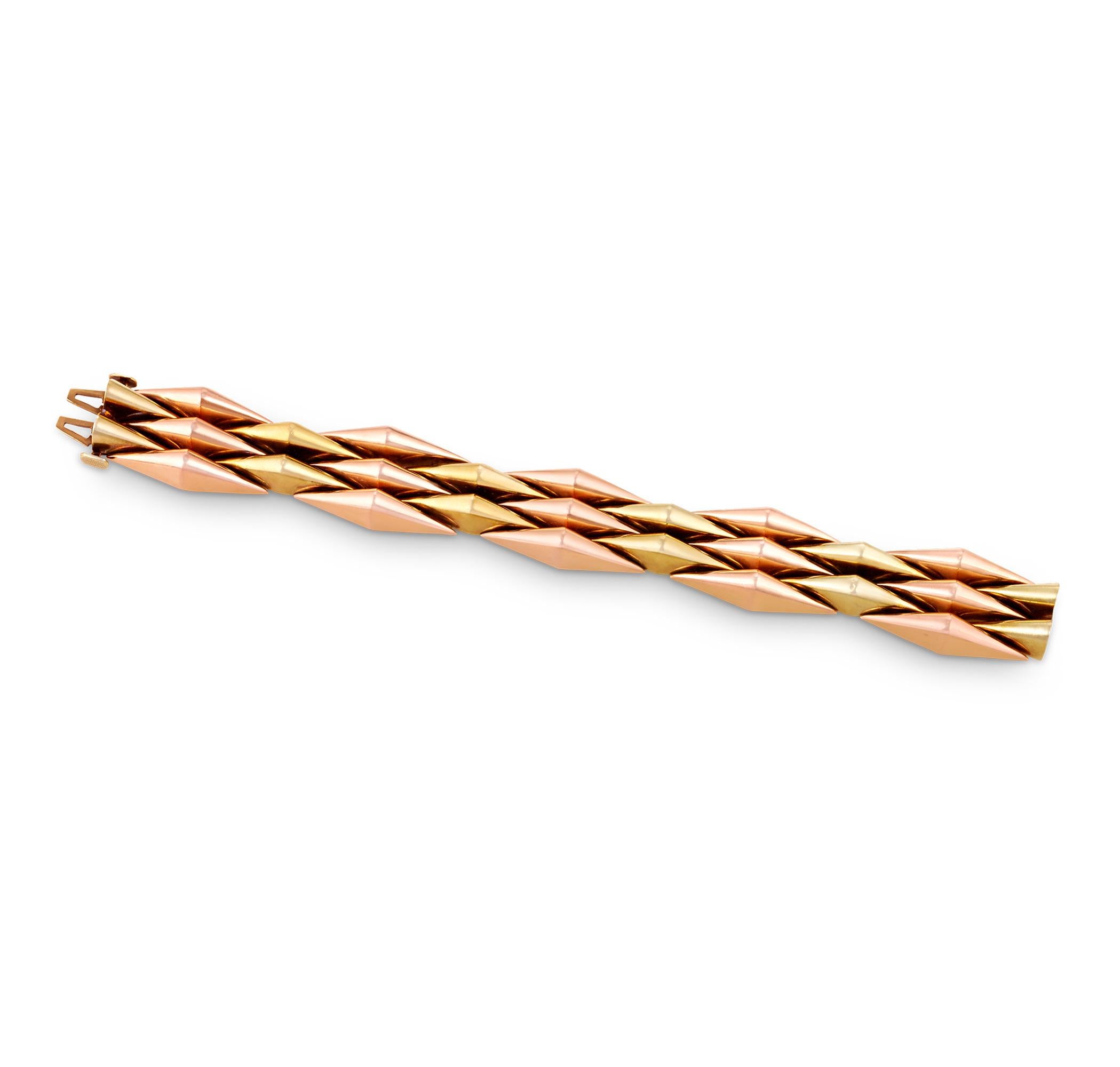 Questo audace bracciale Retro esemplifica il design sofisticato della gioielleria di metà secolo. Realizzato con un'attenzione meticolosa ai dettagli, presenta un esclusivo motivo alternato di tre maglie scanalate in oro rosa 14K e due maglie in oro
