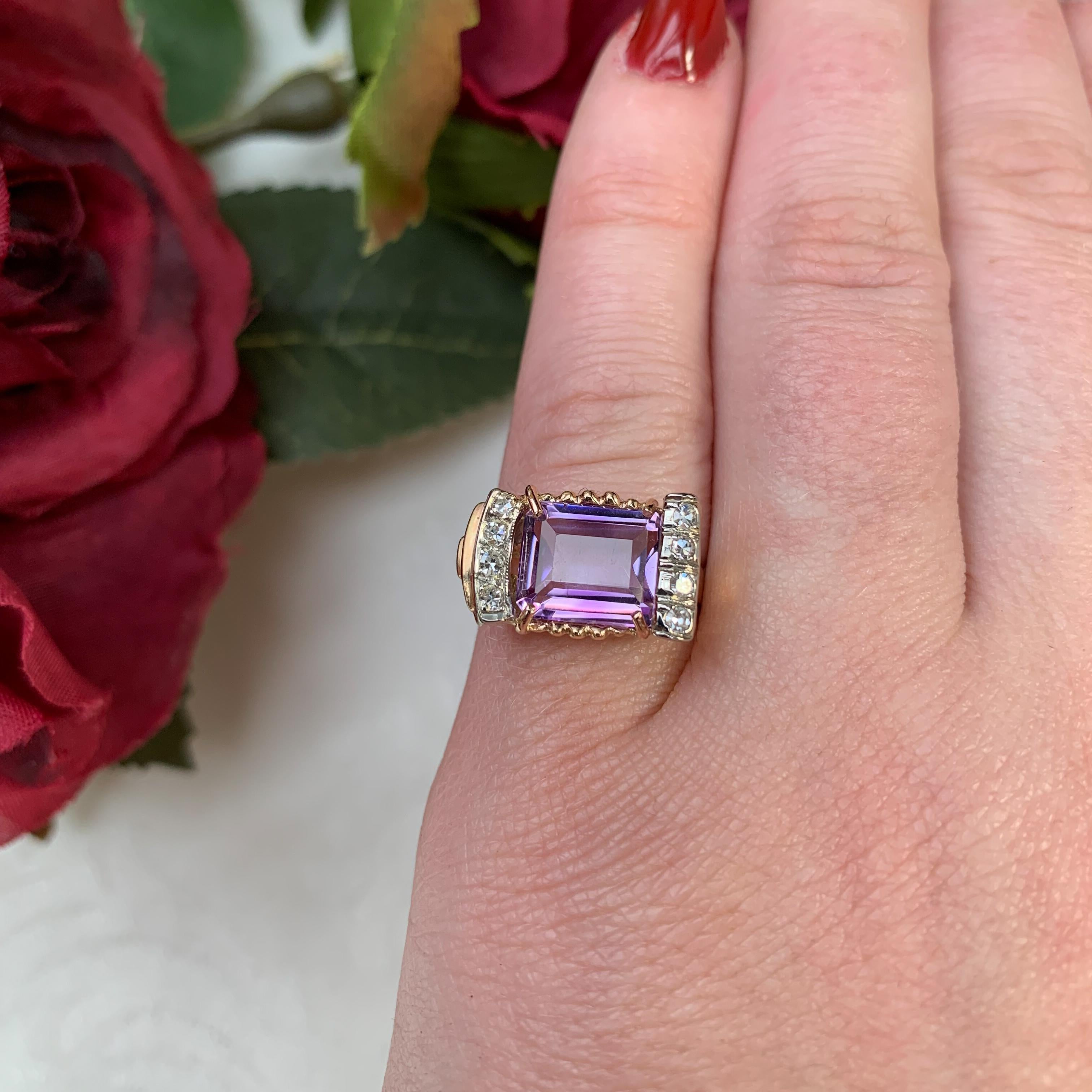 Anillo retro de oro amarillo de 14 quilates con amatista y diamantes. El anillo lleva una esmeralda cu en venta 4