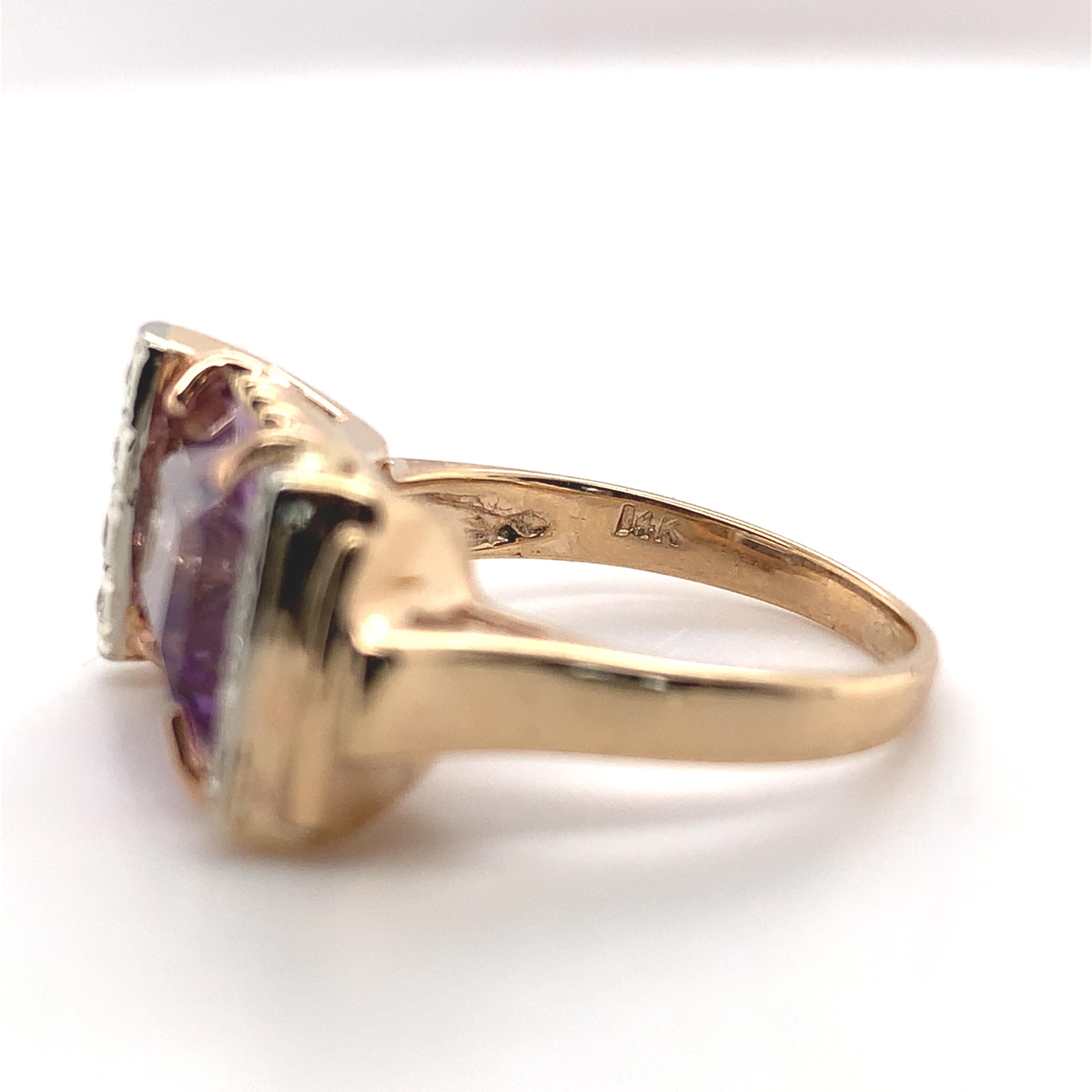 Anillo retro de oro amarillo de 14 quilates con amatista y diamantes. El anillo lleva una esmeralda cu en venta 5