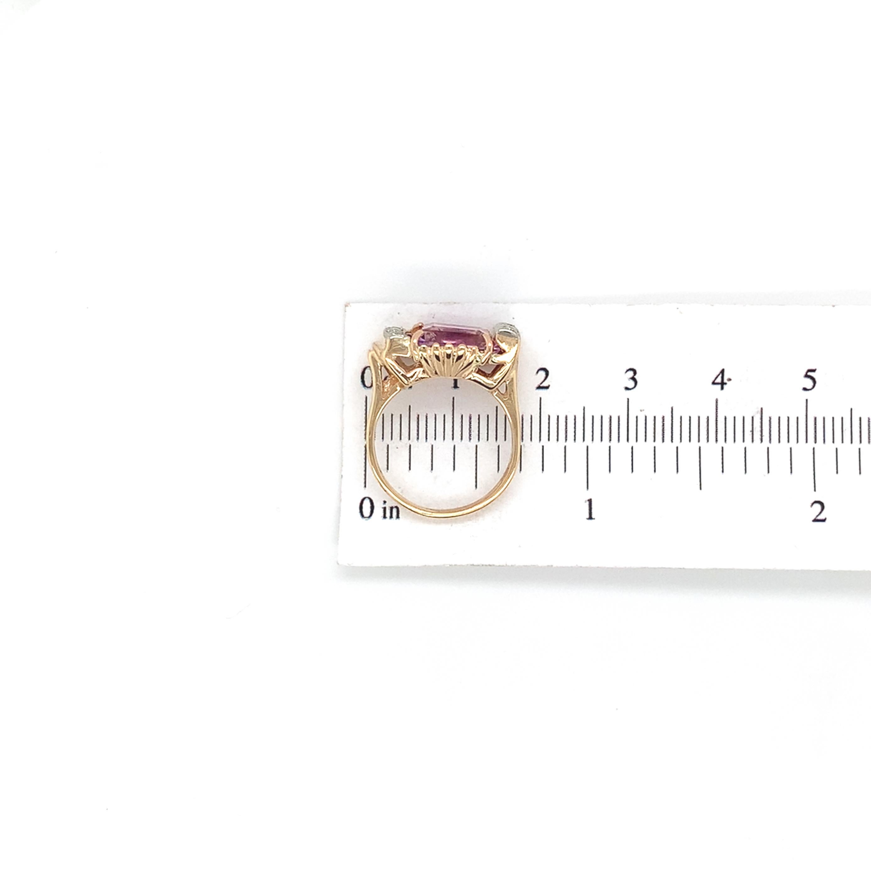 Anillo retro de oro amarillo de 14 quilates con amatista y diamantes. El anillo lleva una esmeralda cu en venta 6