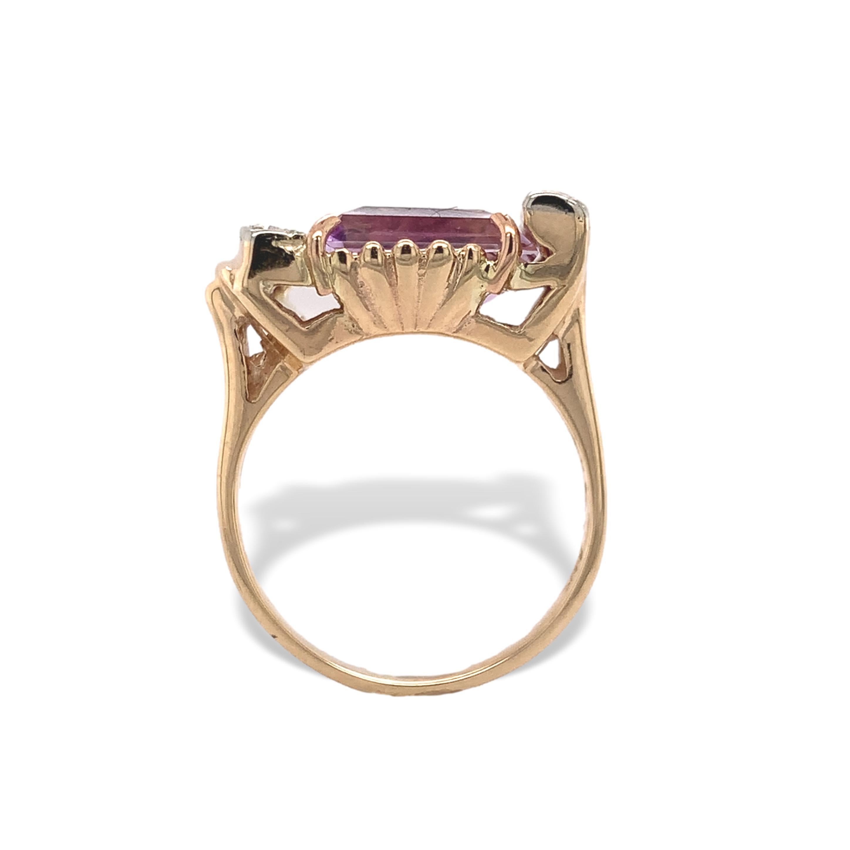 Anillo retro de oro amarillo de 14 quilates con amatista y diamantes. El anillo presenta una amatista lavanda claro de talla esmeralda que pesa 2,80 quilates y mide unos 10 mm x 8 mm. Esta es la piedra original, que ha sido cuidadosamente repulida.