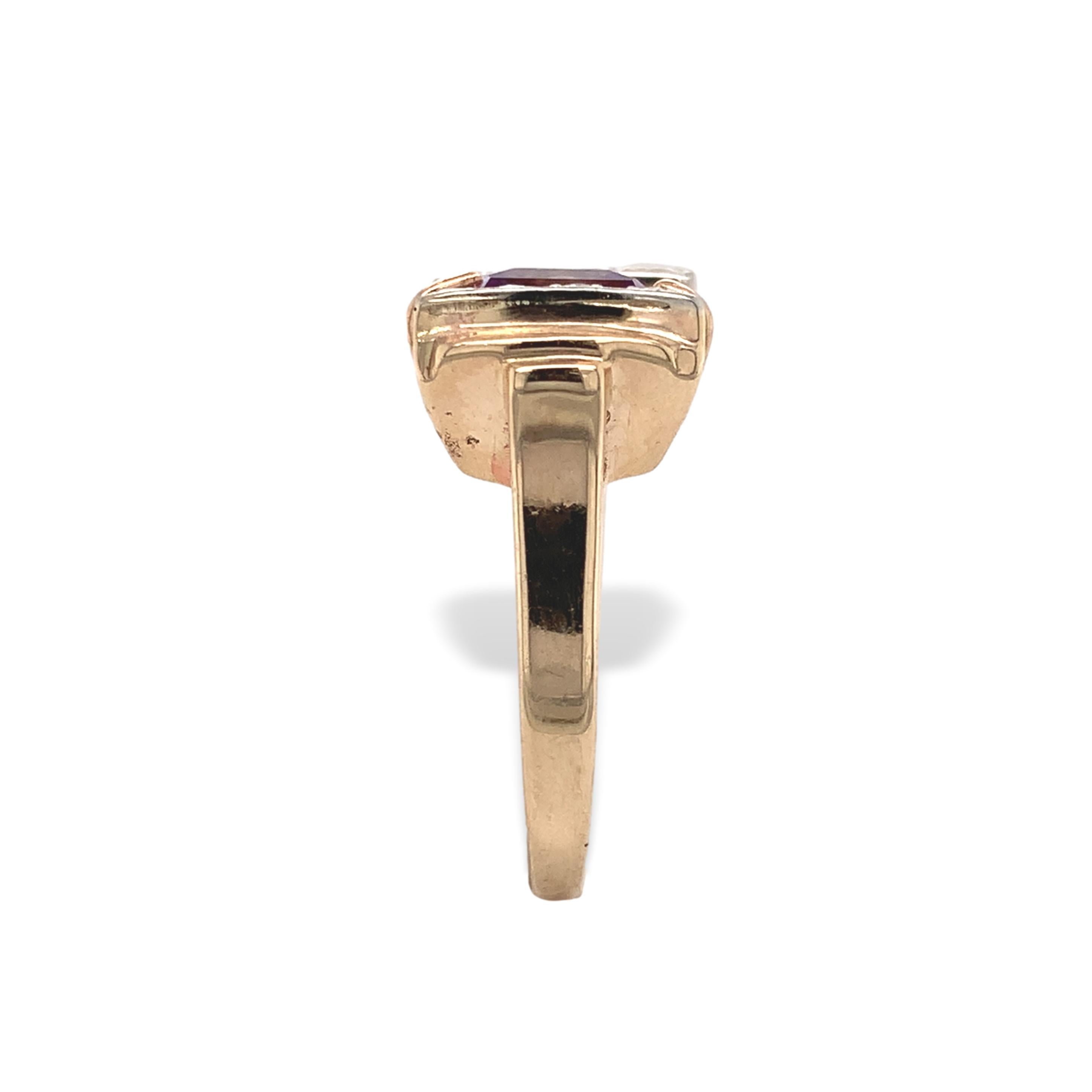 Anillo retro de oro amarillo de 14 quilates con amatista y diamantes. El anillo lleva una esmeralda cu Corte esmeralda en venta