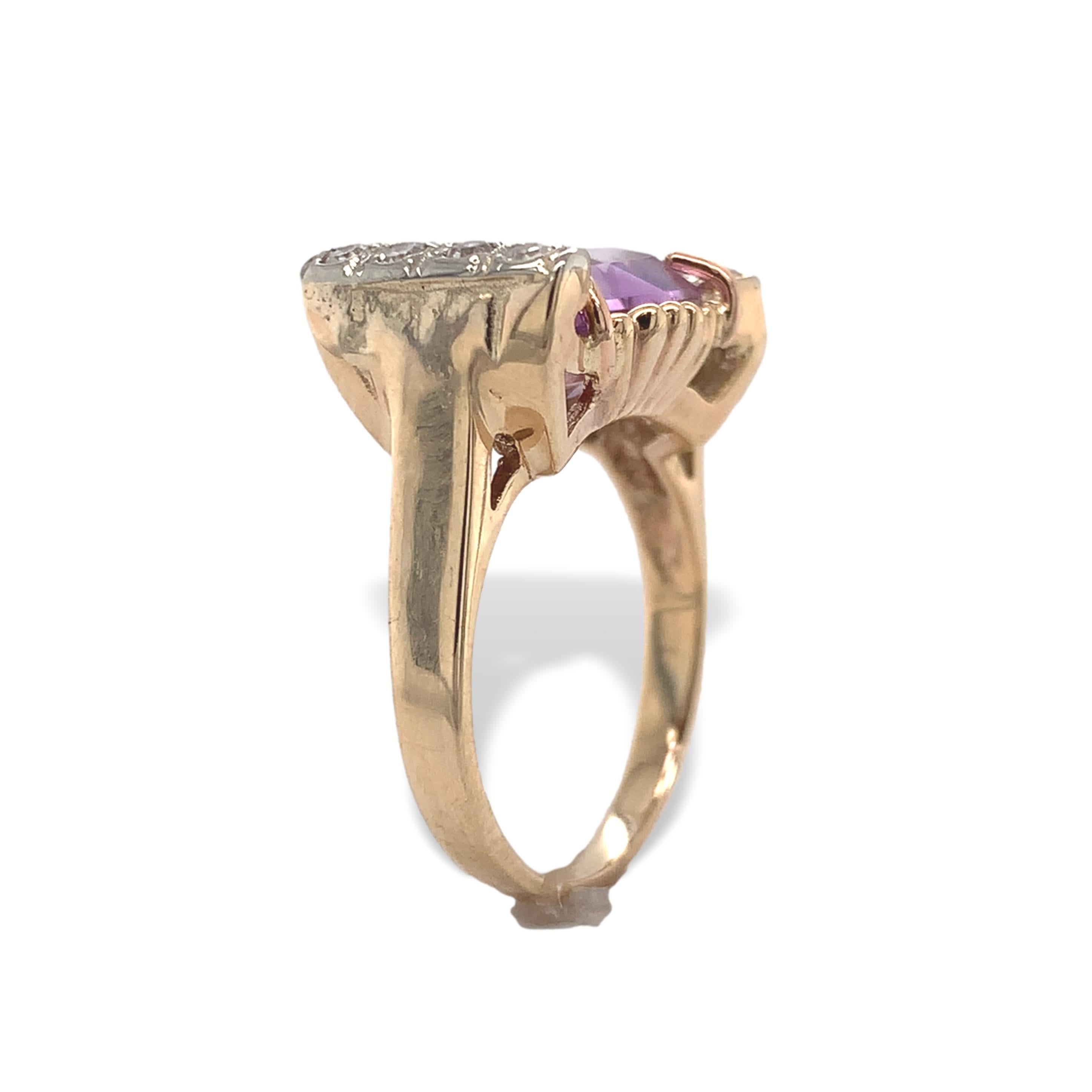 Anillo retro de oro amarillo de 14 quilates con amatista y diamantes. El anillo lleva una esmeralda cu en Excelente estado para la venta en Big Bend, WI