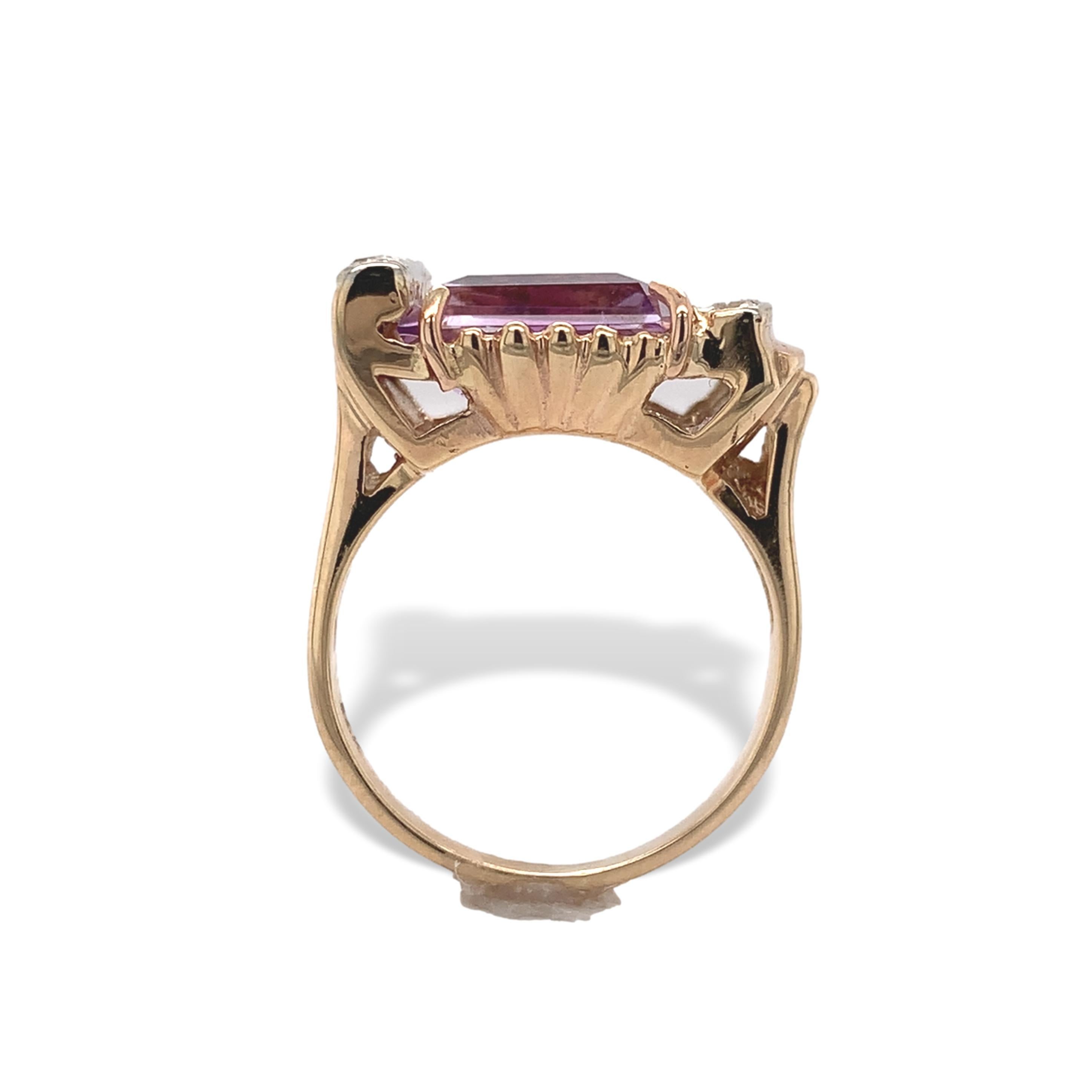 De las mujeres Anillo retro de oro amarillo de 14 quilates con amatista y diamantes. El anillo lleva una esmeralda cu en venta