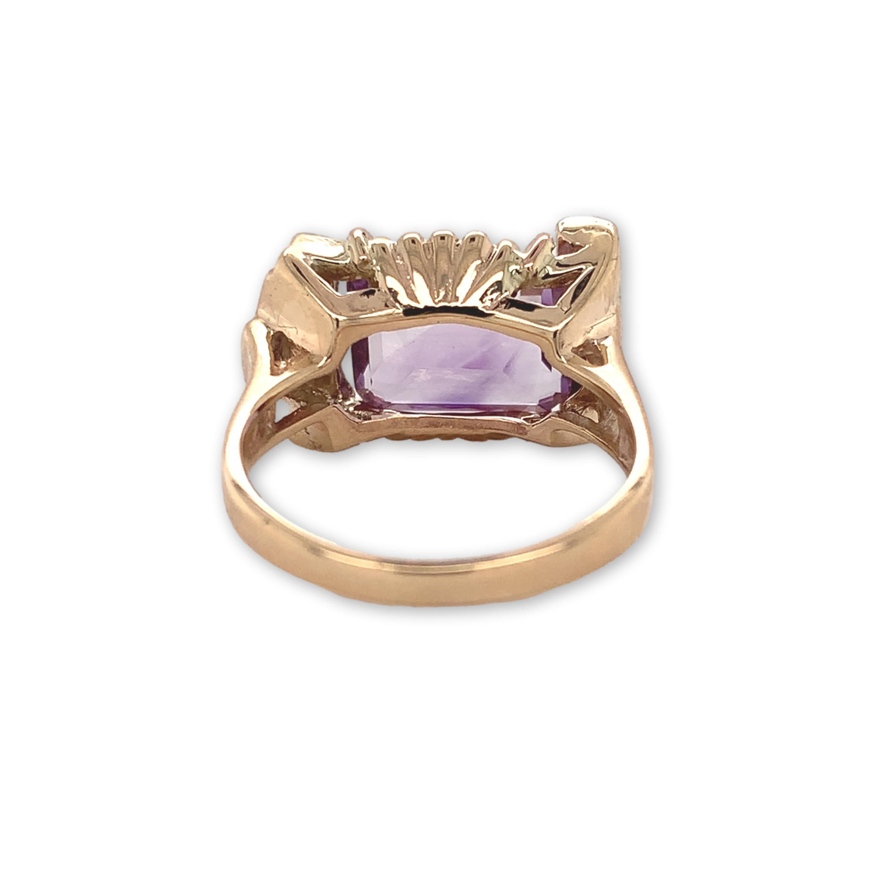 Anillo retro de oro amarillo de 14 quilates con amatista y diamantes. El anillo lleva una esmeralda cu en venta 1