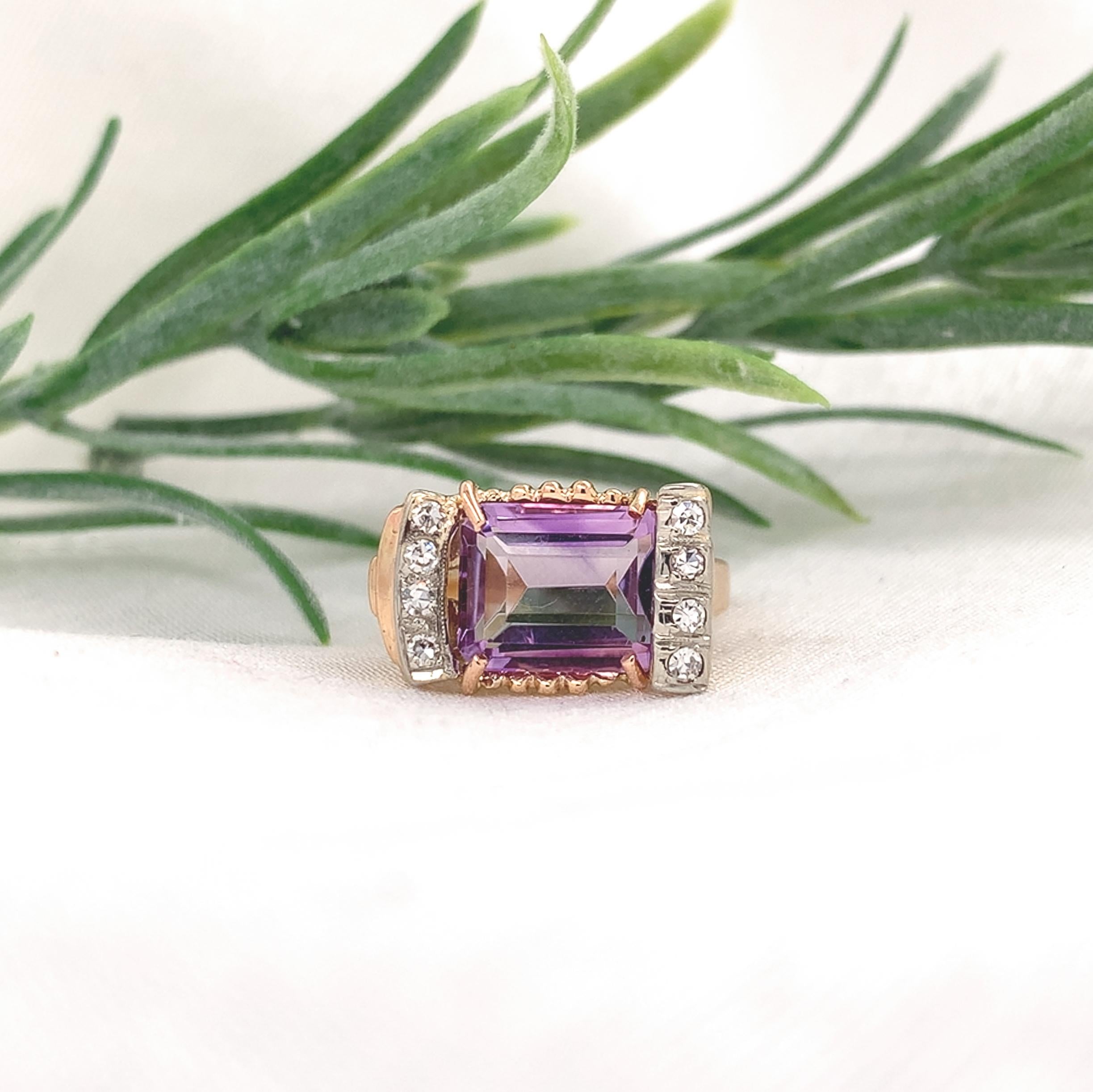 Anillo retro de oro amarillo de 14 quilates con amatista y diamantes. El anillo lleva una esmeralda cu en venta 2