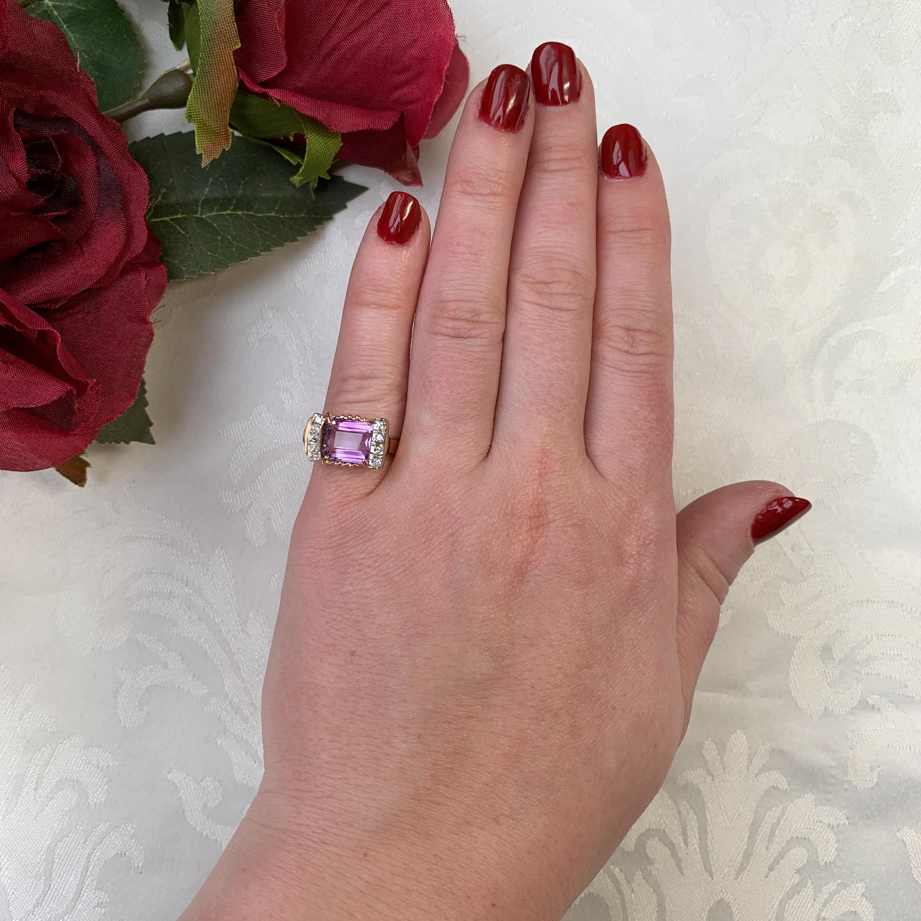 Anillo retro de oro amarillo de 14 quilates con amatista y diamantes. El anillo lleva una esmeralda cu en venta 3