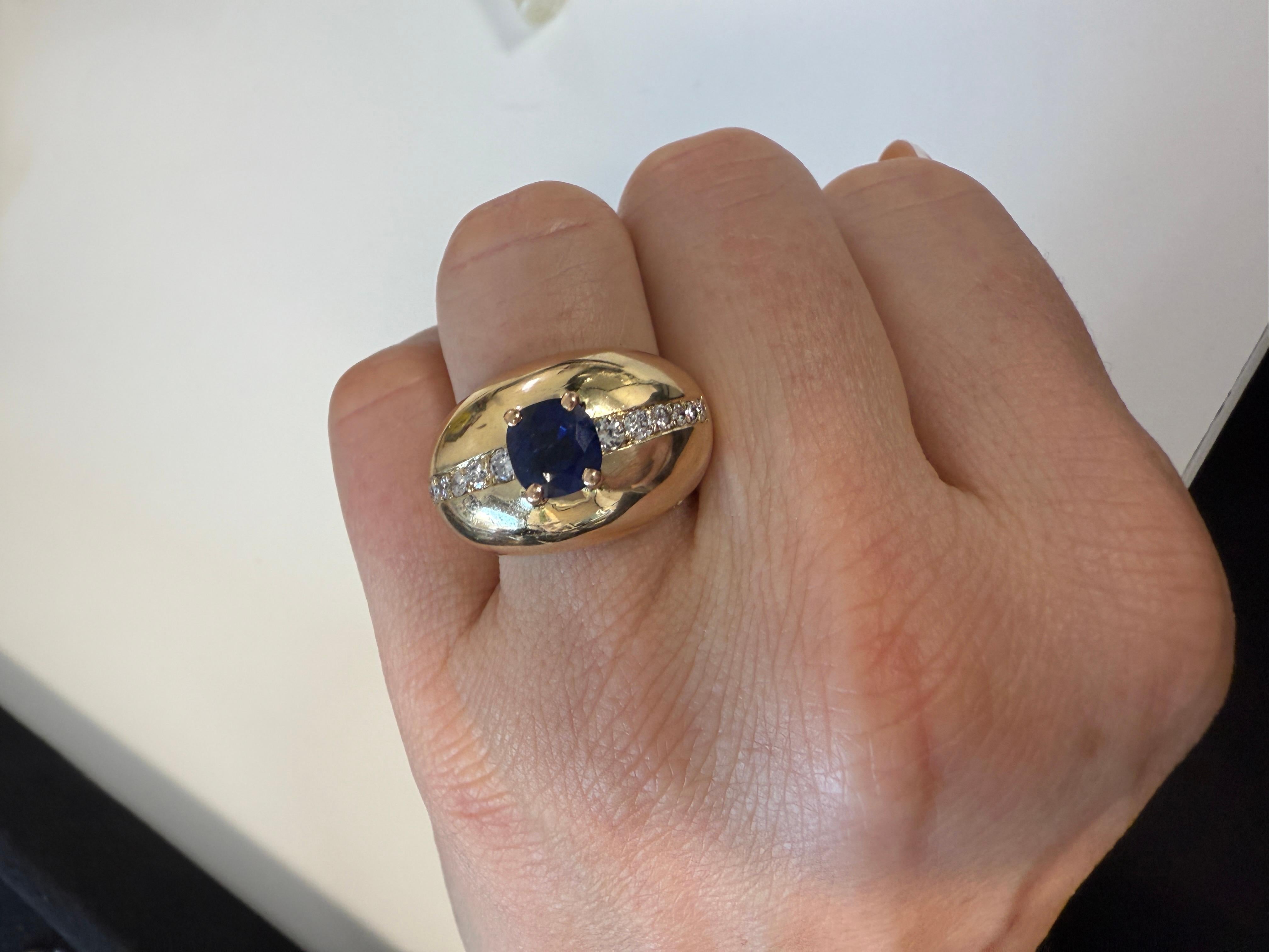 Rétro Anello da cocktail retrò a cupola in oro giallo 14K con zaffiro blu e diamanti in vendita