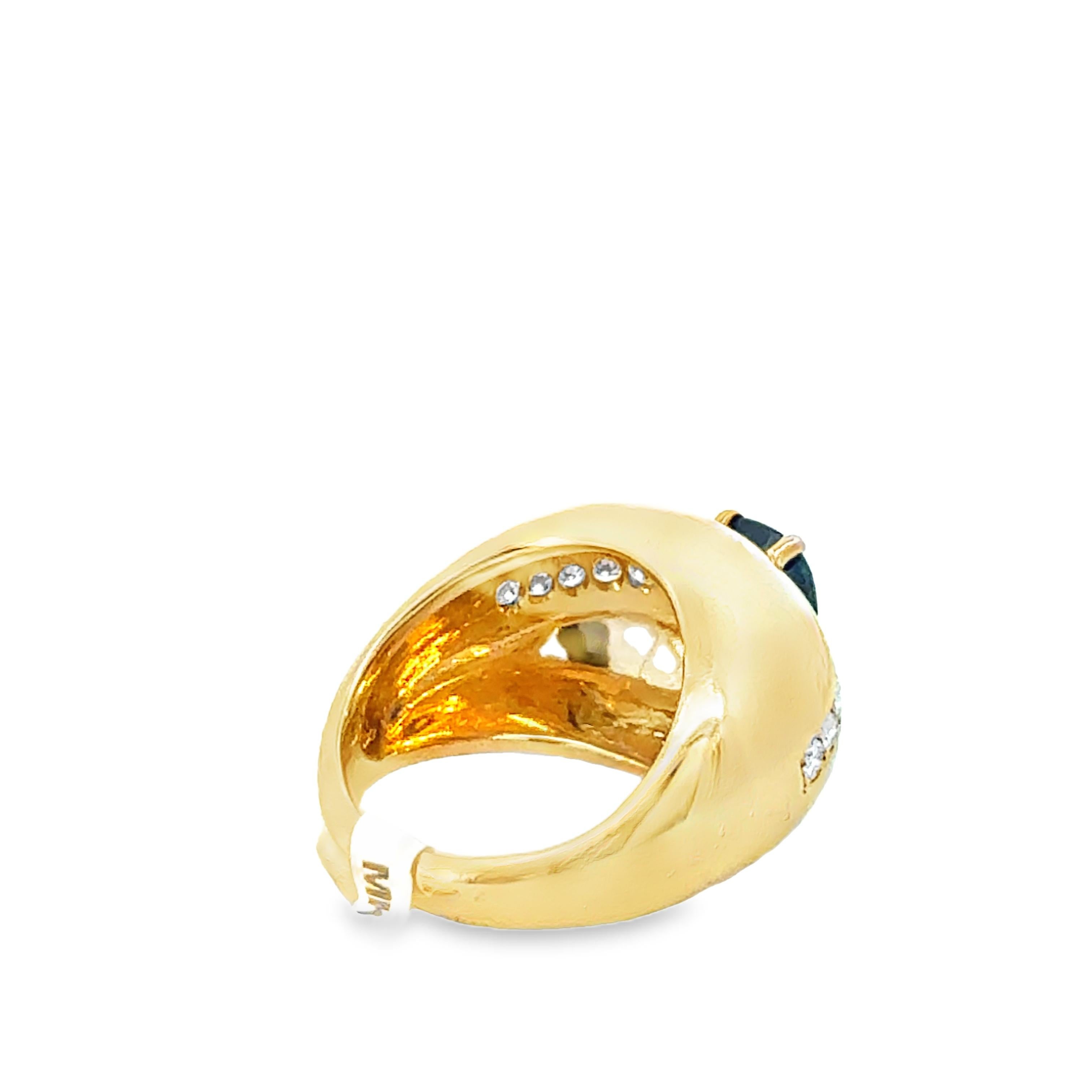 Taglio cuscino Anello da cocktail retrò a cupola in oro giallo 14K con zaffiro blu e diamanti in vendita