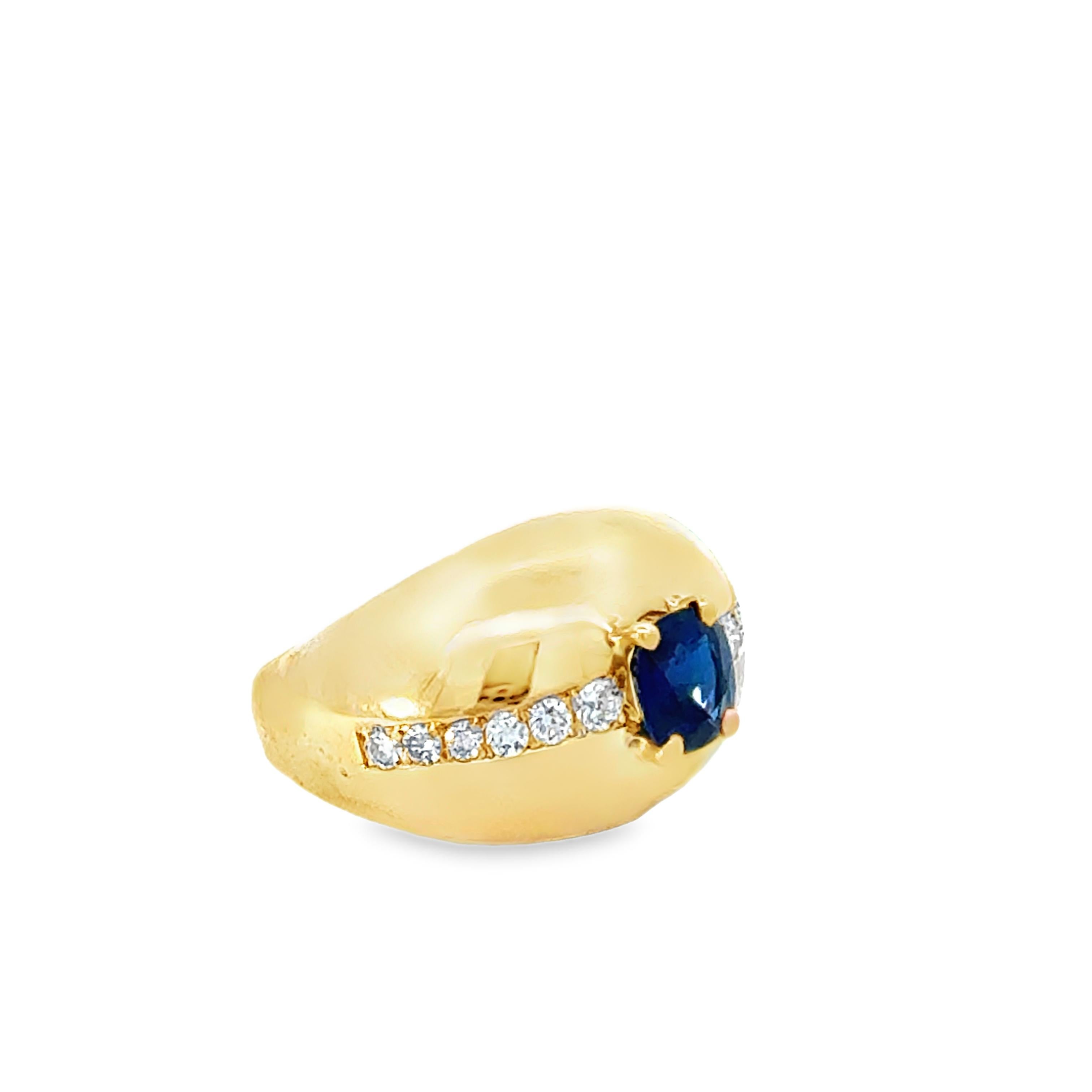 Anello da cocktail retrò a cupola in oro giallo 14K con zaffiro blu e diamanti In condizioni ottime in vendita a Beverly Hills, CA