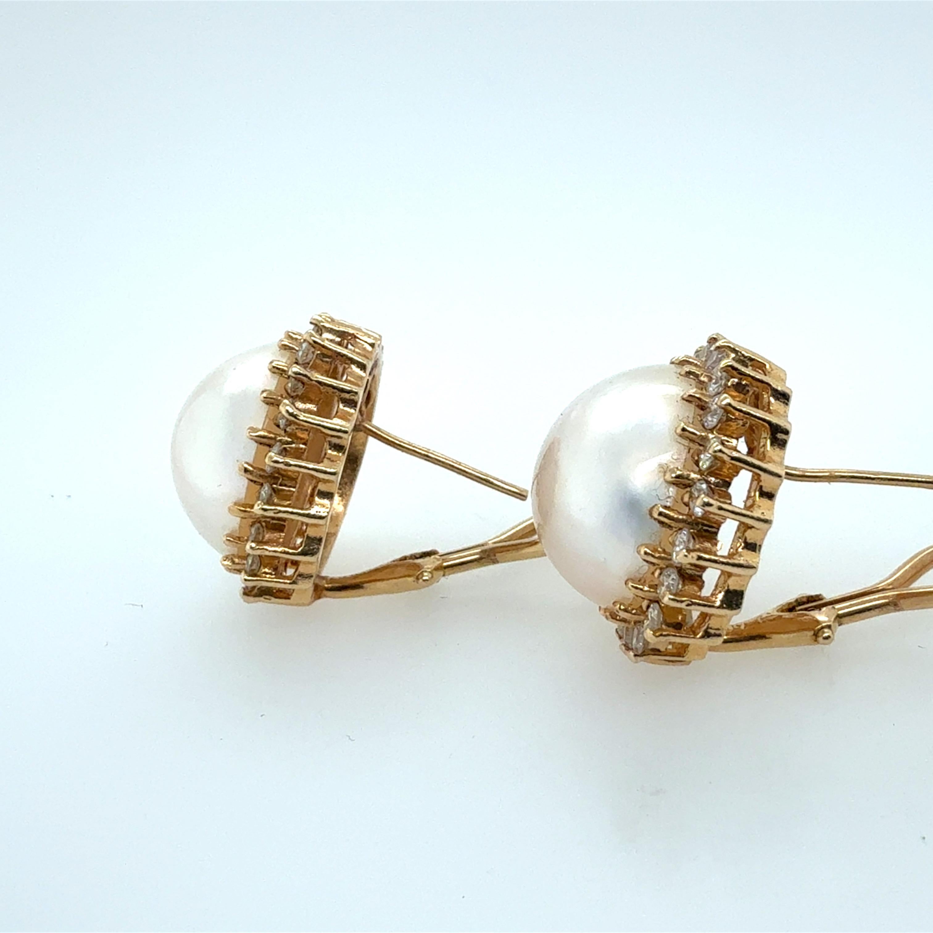 Elegantes boucles d'oreilles rétro en or jaune 14K, chacune centrée sur une perle Brilliante de 14 mm d'un grand éclat, encadrée par 40 diamants ronds naturels de taille brillant de couleur H et de pureté VS-SI, pesant environ 1,20 carats au