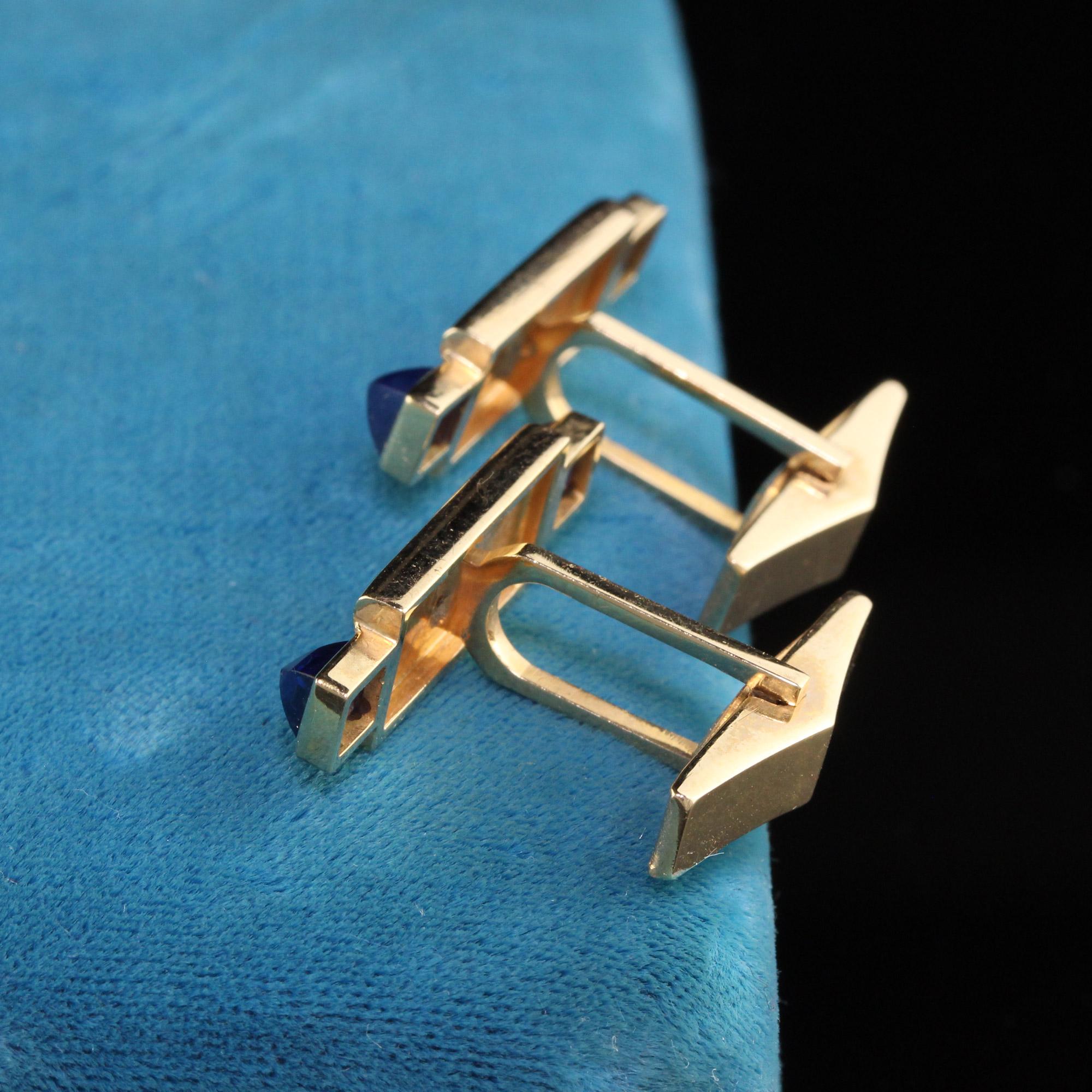 Retro 14K Yellow Gold Sugarloaf Sapphire Geometric Cufflinks In Good Condition For Sale In Great Neck, NY