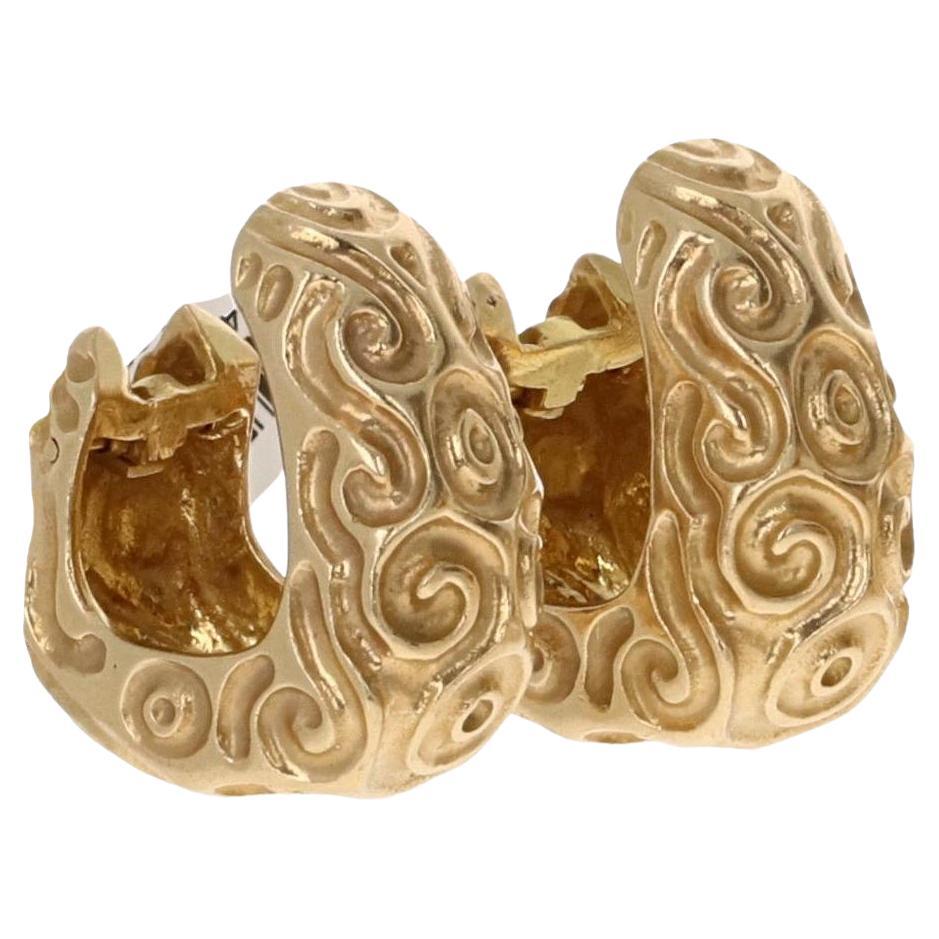 Orecchini a cerchio retrò in oro giallo 14K. Texture scultorea a vortice, design geometrico, chiusura a clip. Artigianato di metà secolo e peso da collezione.

Esempio straordinario di design scultoreo retrò, questi orecchini a cerchio a spirale in