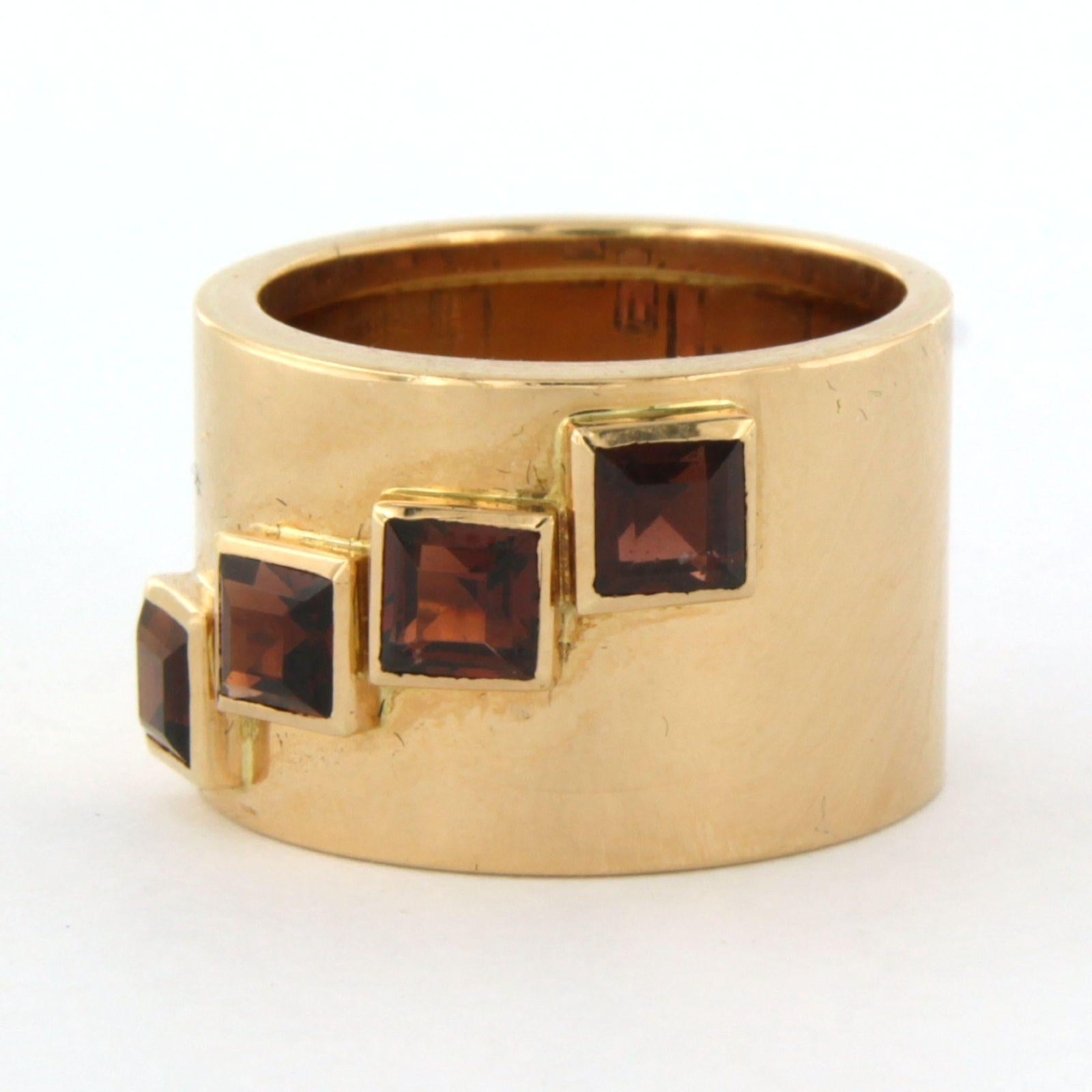 14kt pink gold band ring set with tourmaline - ring size U.S. 5.25 - EU. 16 (50)

detailed description

the front of the ring is 1.3 cm wide

weight: 9.3 gr

The gold content is slightly lower than 18 carat gold, for this reason hallmarked with 14