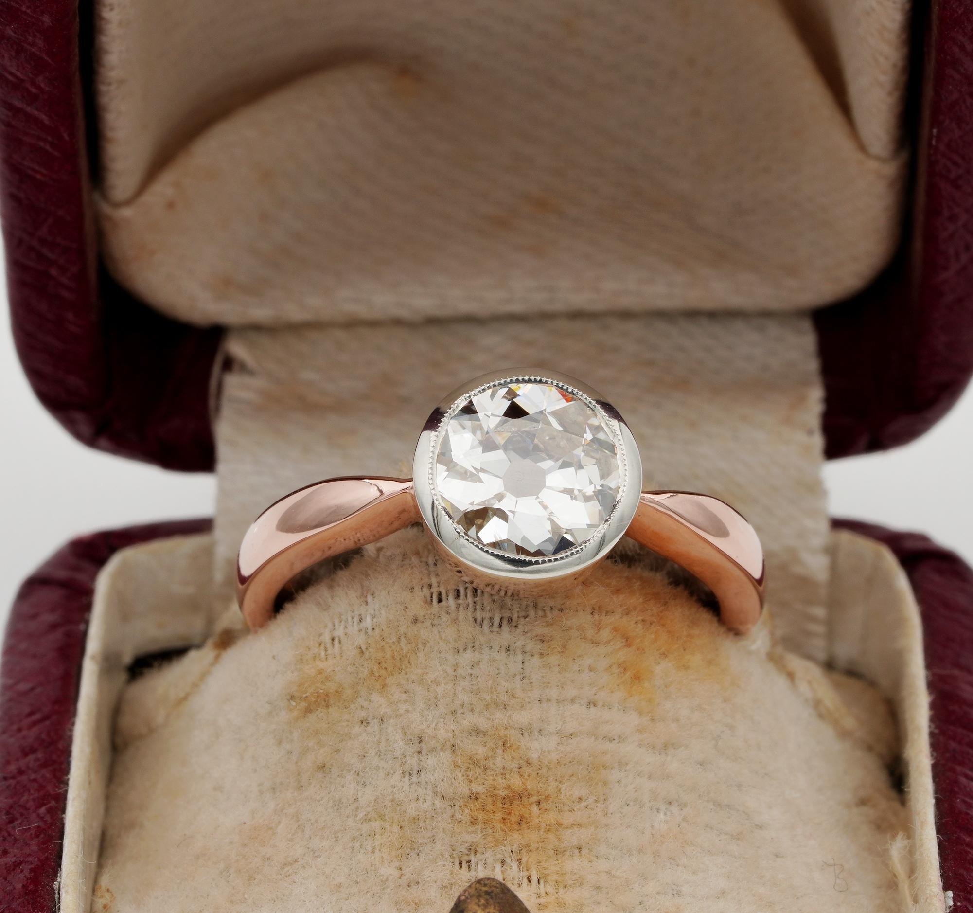 Cette remarquable bague solitaire à diamant rétro est datée des années 1940/45.
Il a été réalisé à la main en or massif 18 carats.
La monture habilement réalisée est faite pour exalter au mieux le grand solitaire en diamant, lui donnant une grande