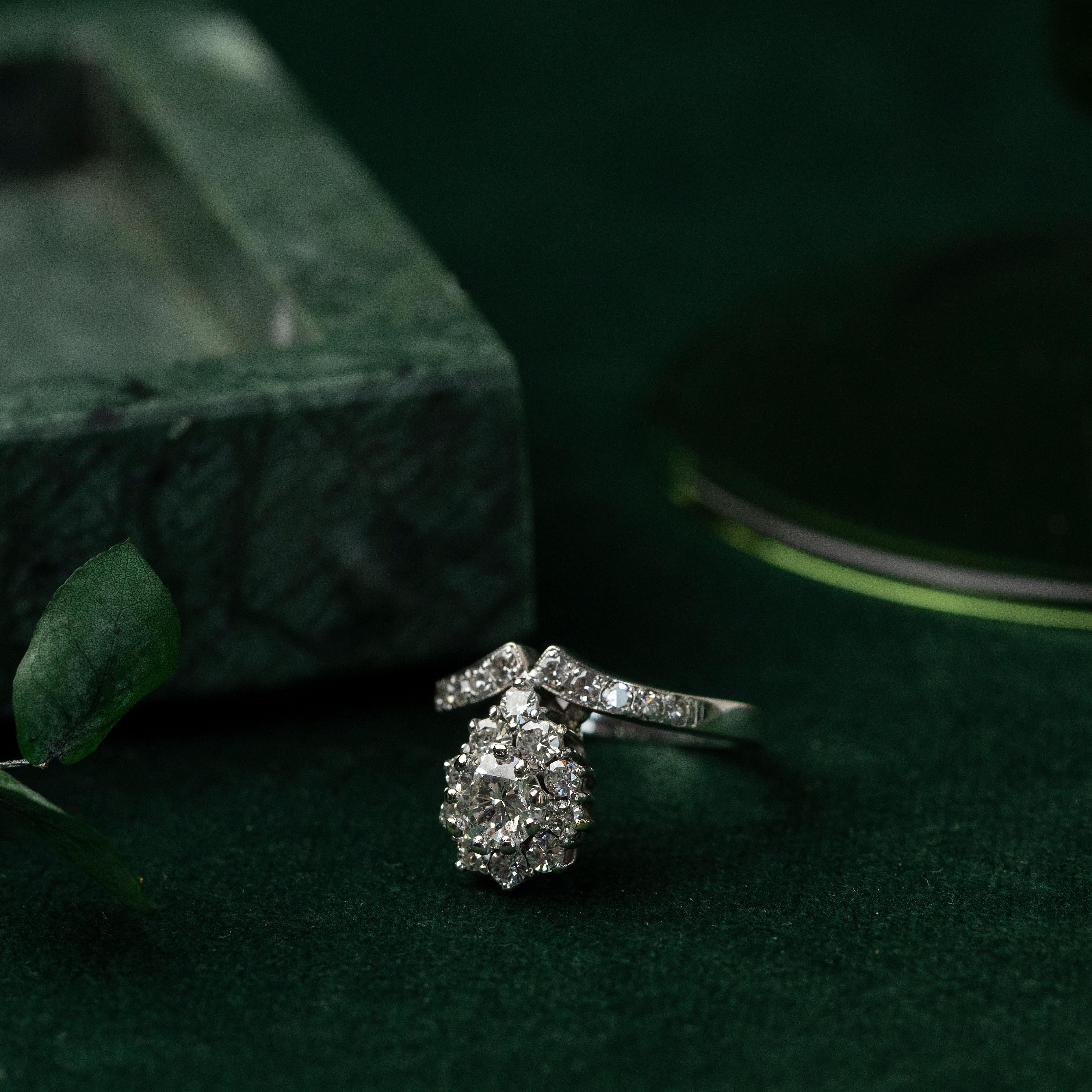 Retro 1.59 Carat Vintage Diamond Tiara Ring, 0.88 Carat Center 18K White Gold For Sale 1