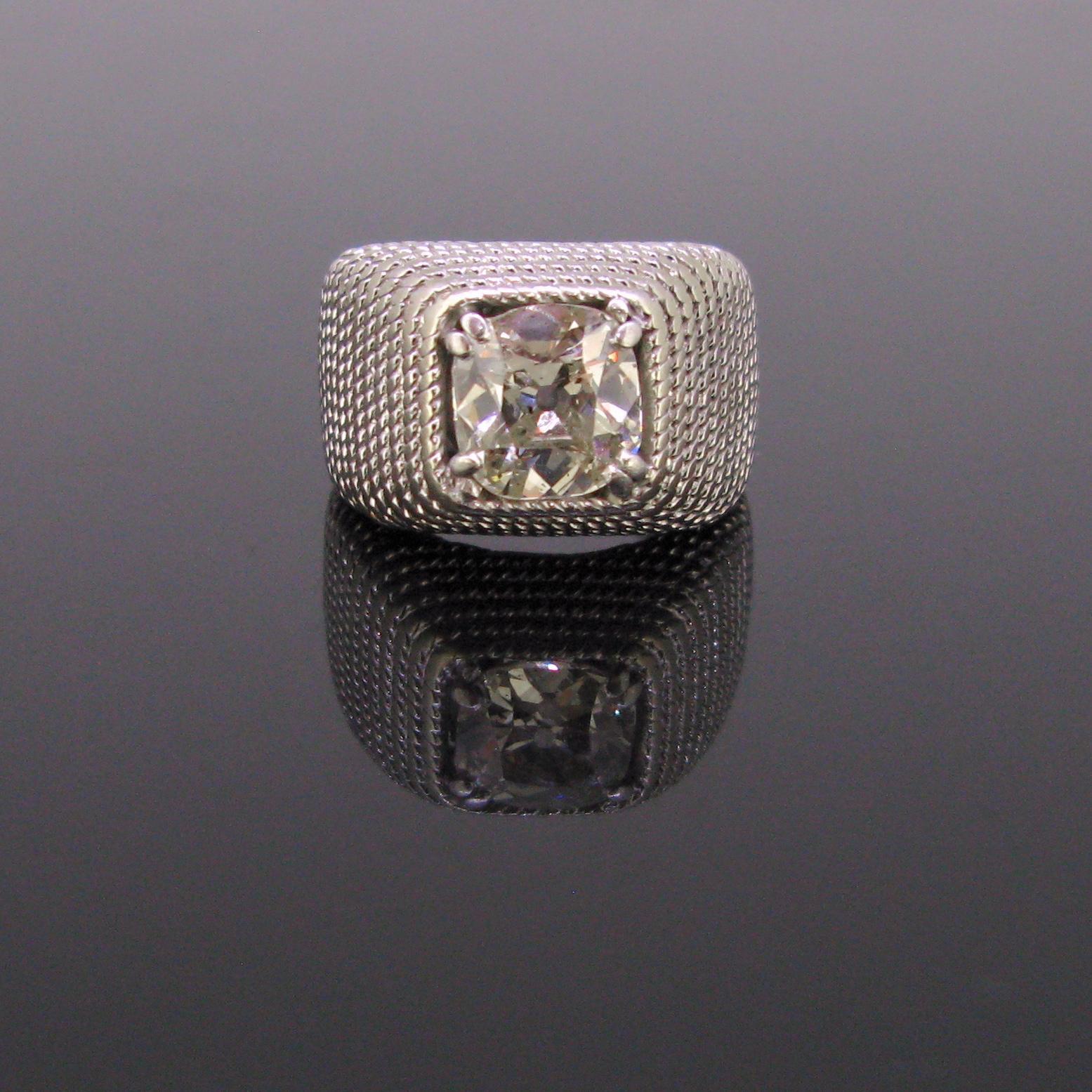 Weight:	13,01gr


Metal:	18kt white Gold 


Stones:	1 Diamond
•	Cut:	Square Cushion
•	Carat:	1.60ct approximately 
•	Colour:	I/J
•	Clarity:	SI2/P1


Condition:	Very Good


Comments:	This bold signet ring from the Thirties is set with a square