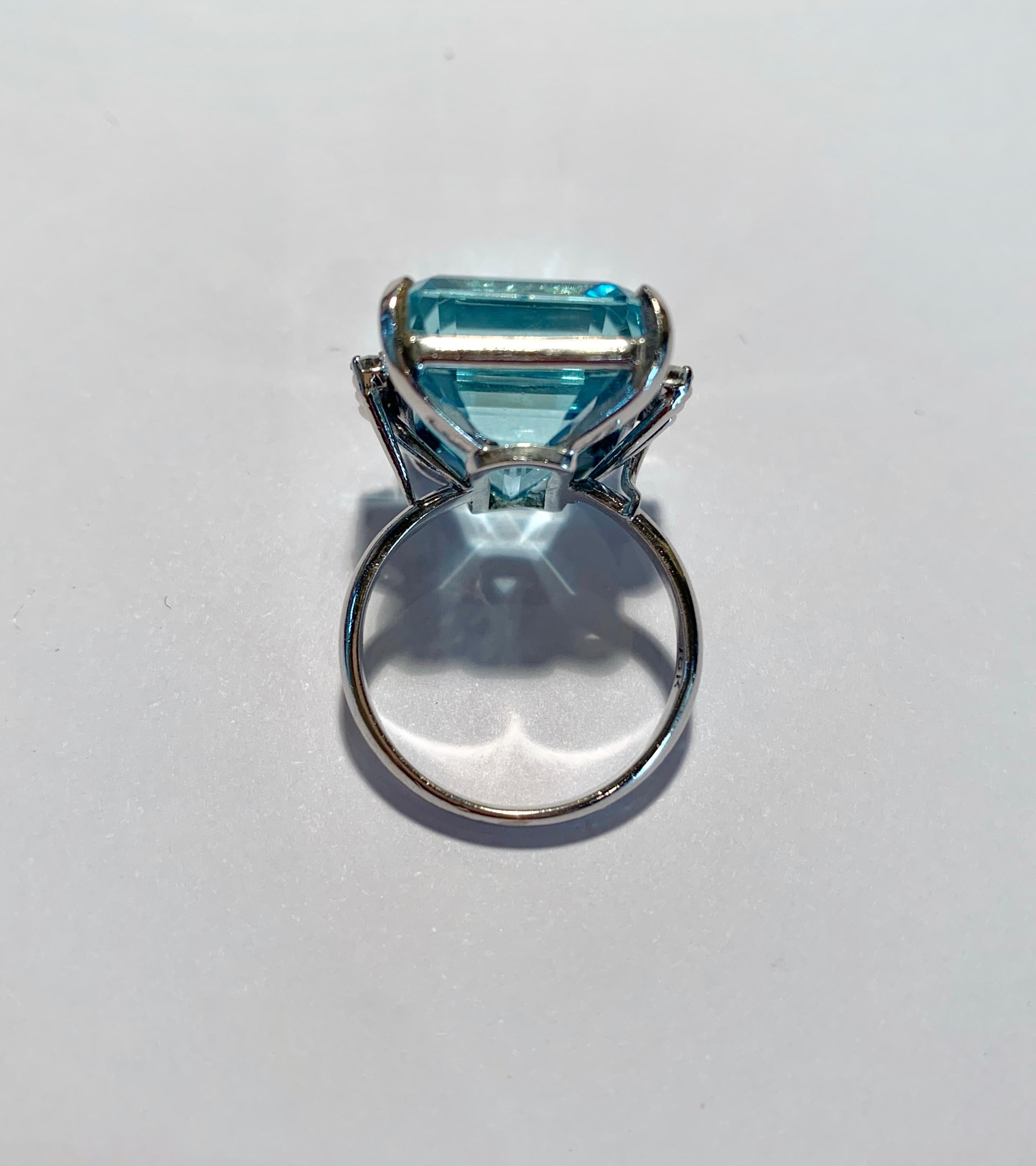 Retro 16.5 Carat Emerald Shape Aquamarine Diamonds Cocktail 18 Karat Gold Ring In Excellent Condition In Paris, FR