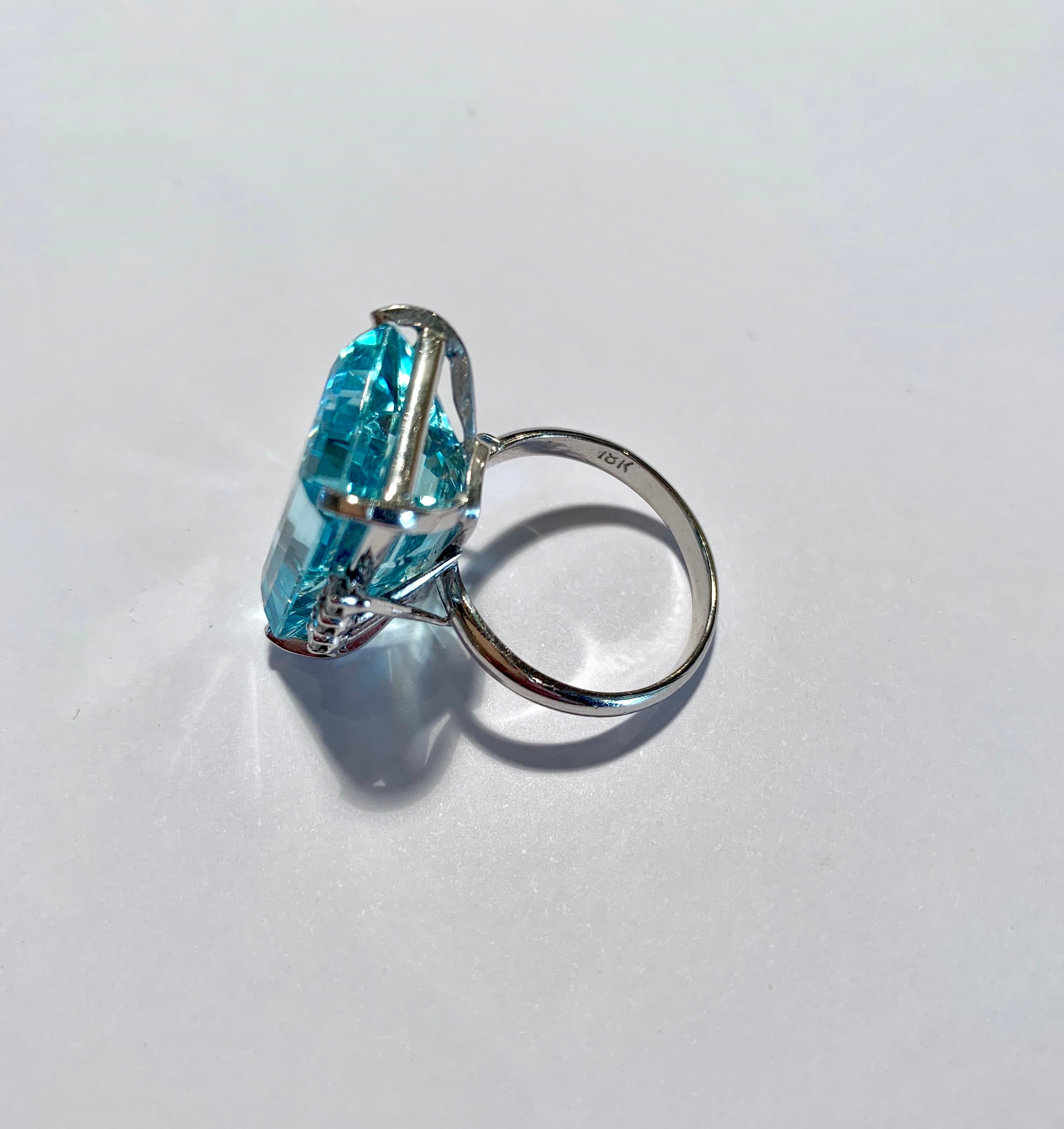 Women's Retro 16.5 Carat Emerald Shape Aquamarine Diamonds Cocktail 18 Karat Gold Ring